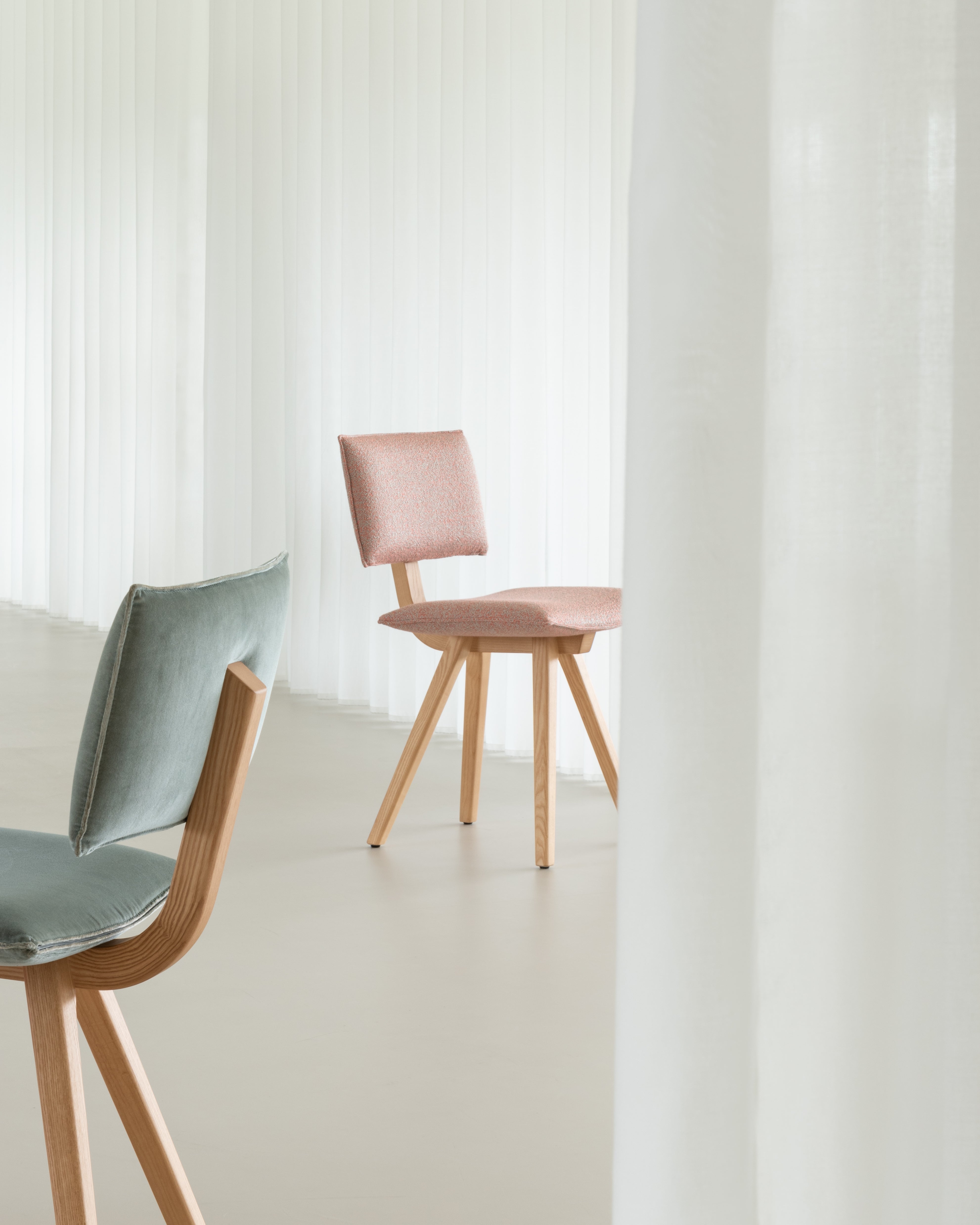 TRAVE upholstered chair with an ash base