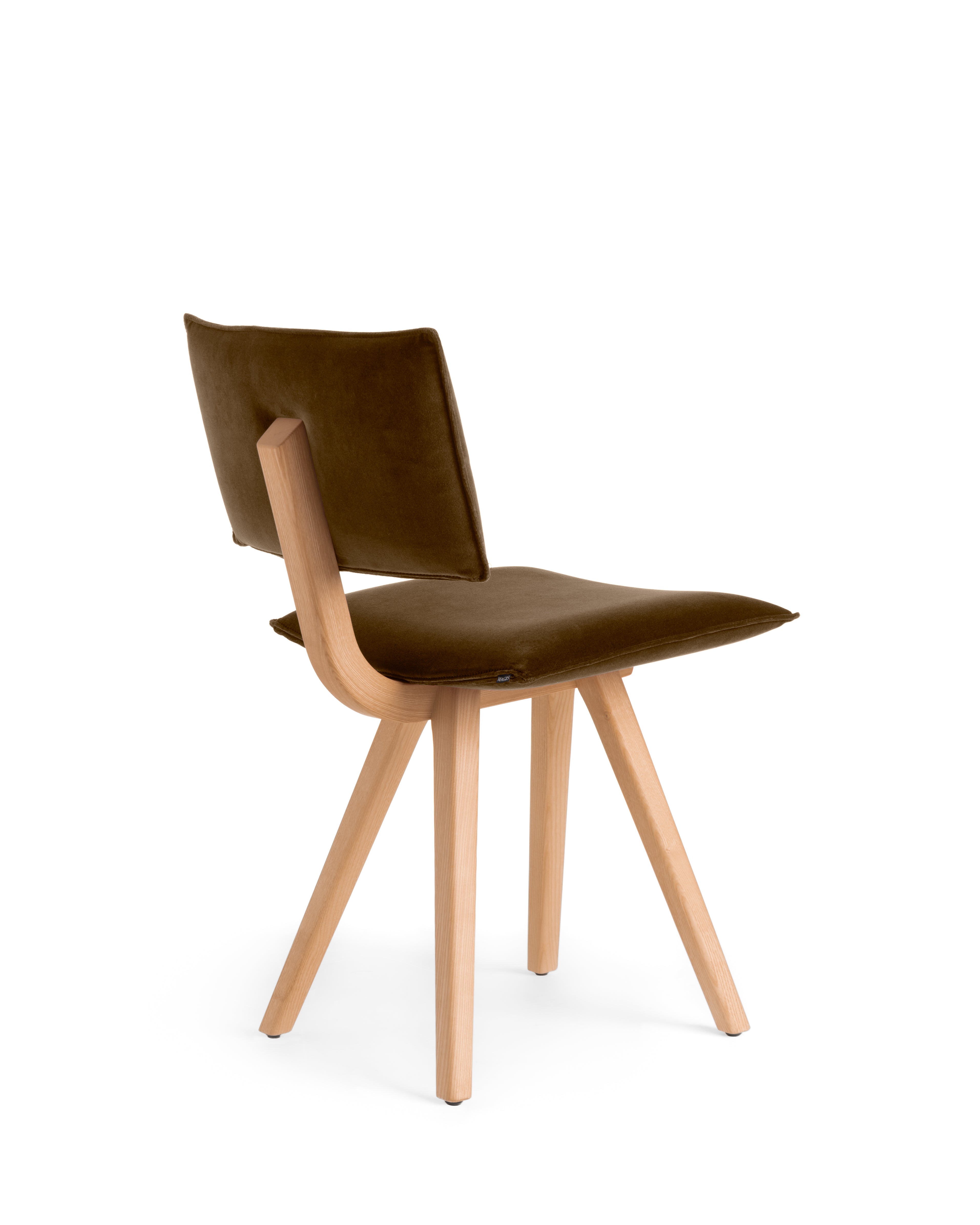 TRAVE upholstered chair with an ash base