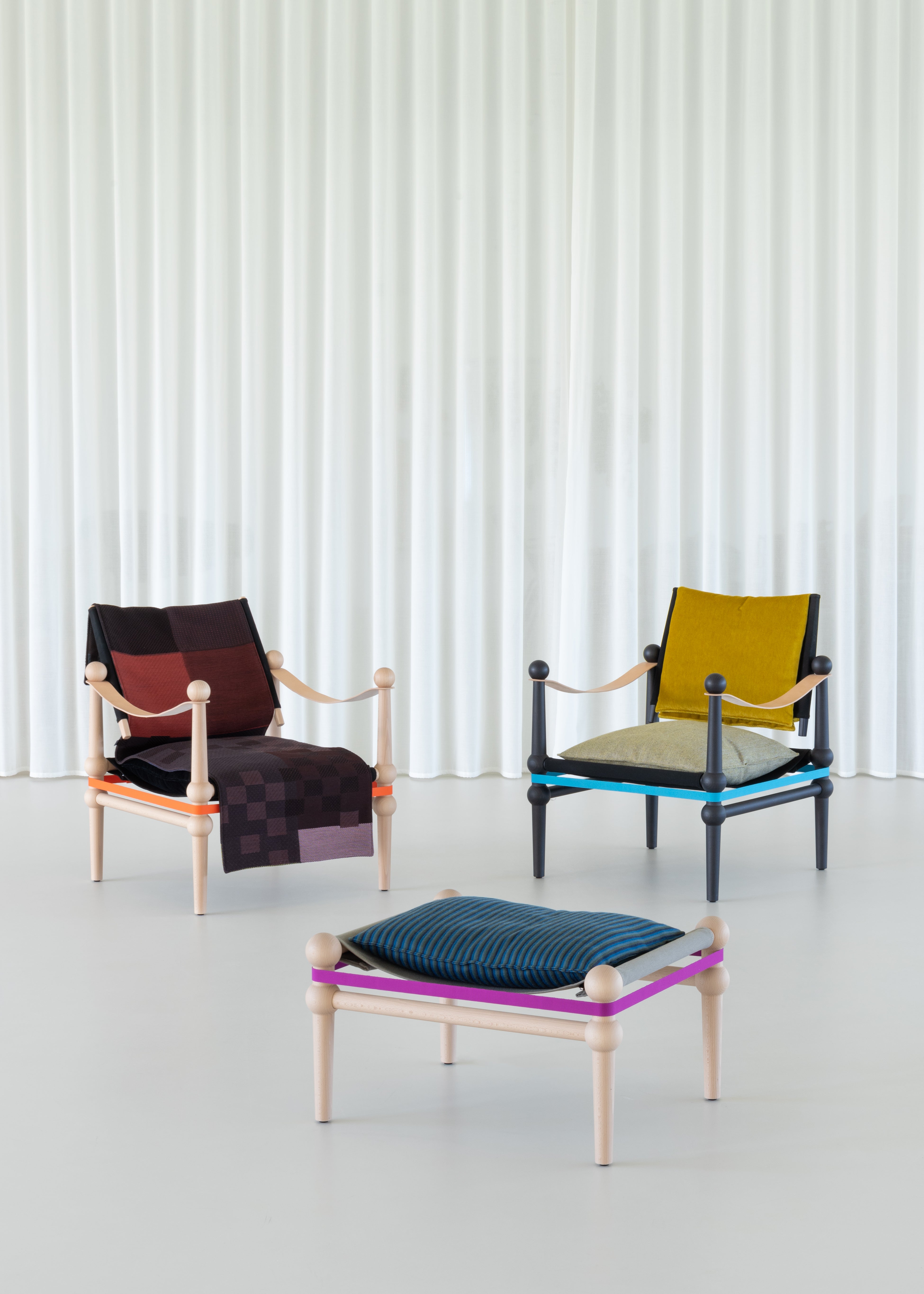 TWAIN Deckensessel braun und blau mit schwarzem Buchengestell