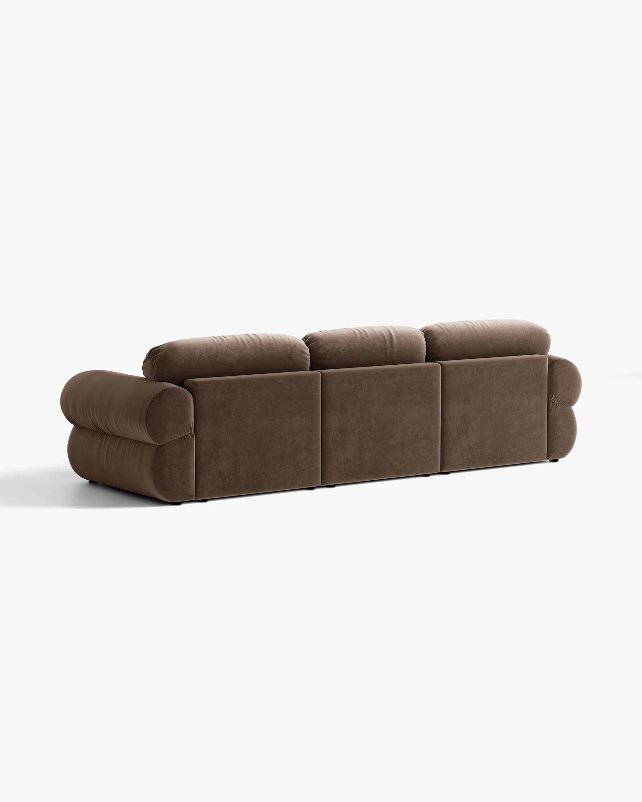 3-sitziges, samtweiches Ecksofa OPHELIA in Schokoladenfarbe, rechtsseitig.