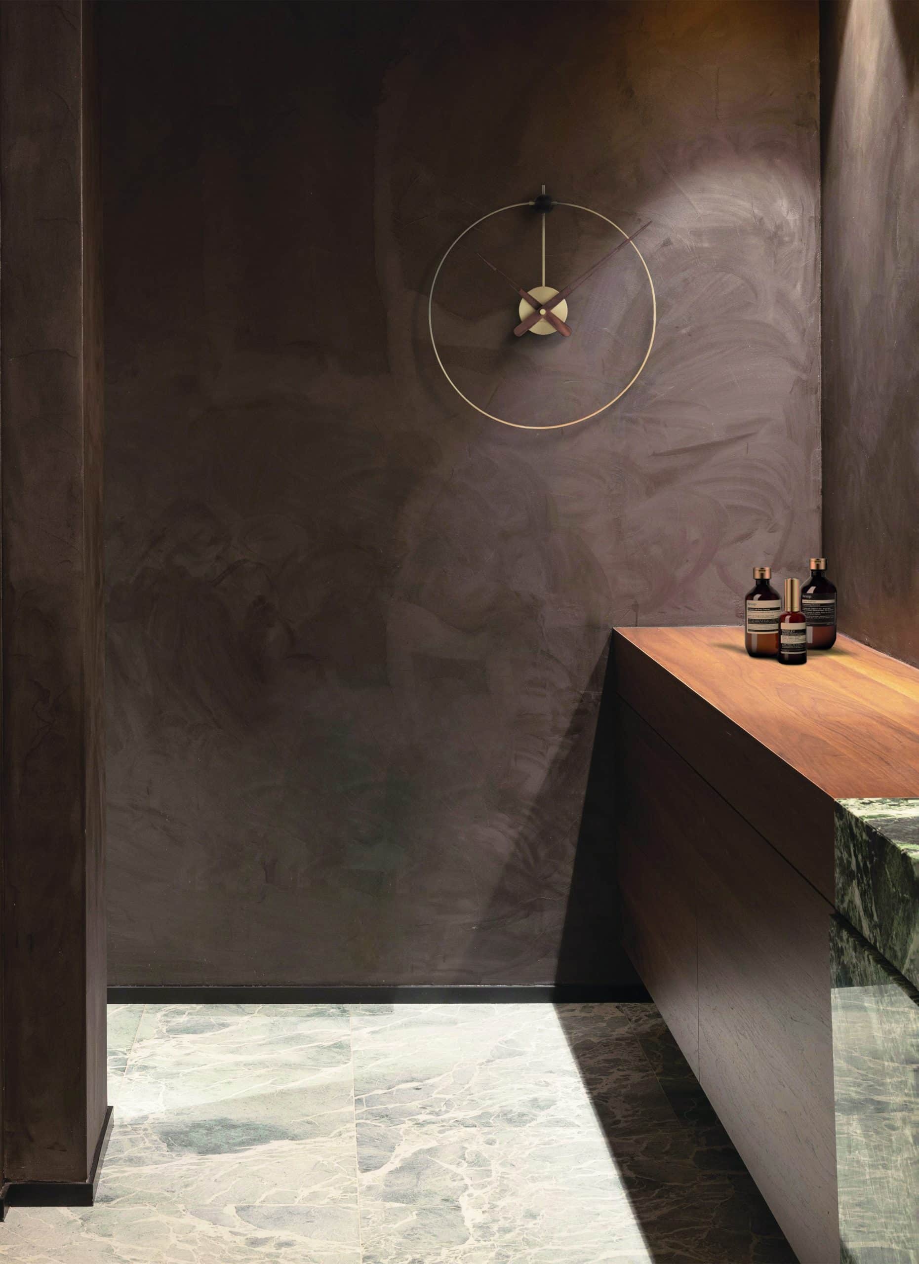 Wanduhr MICRO ANDA Nussbaum mit Messing