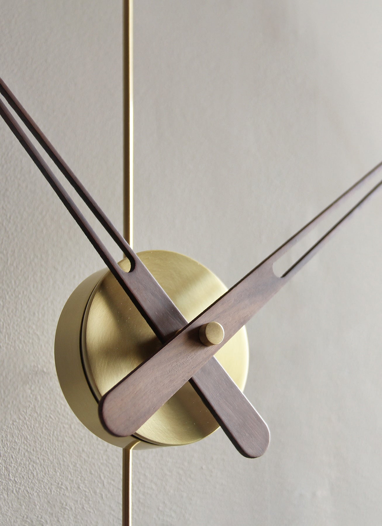 Wanduhr BARCELONA MINI Nussbaum mit Schwarz und Gold