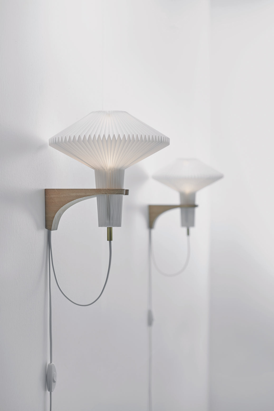 Wall lamp MODEL 204 MUSHROOM white with a light oak base