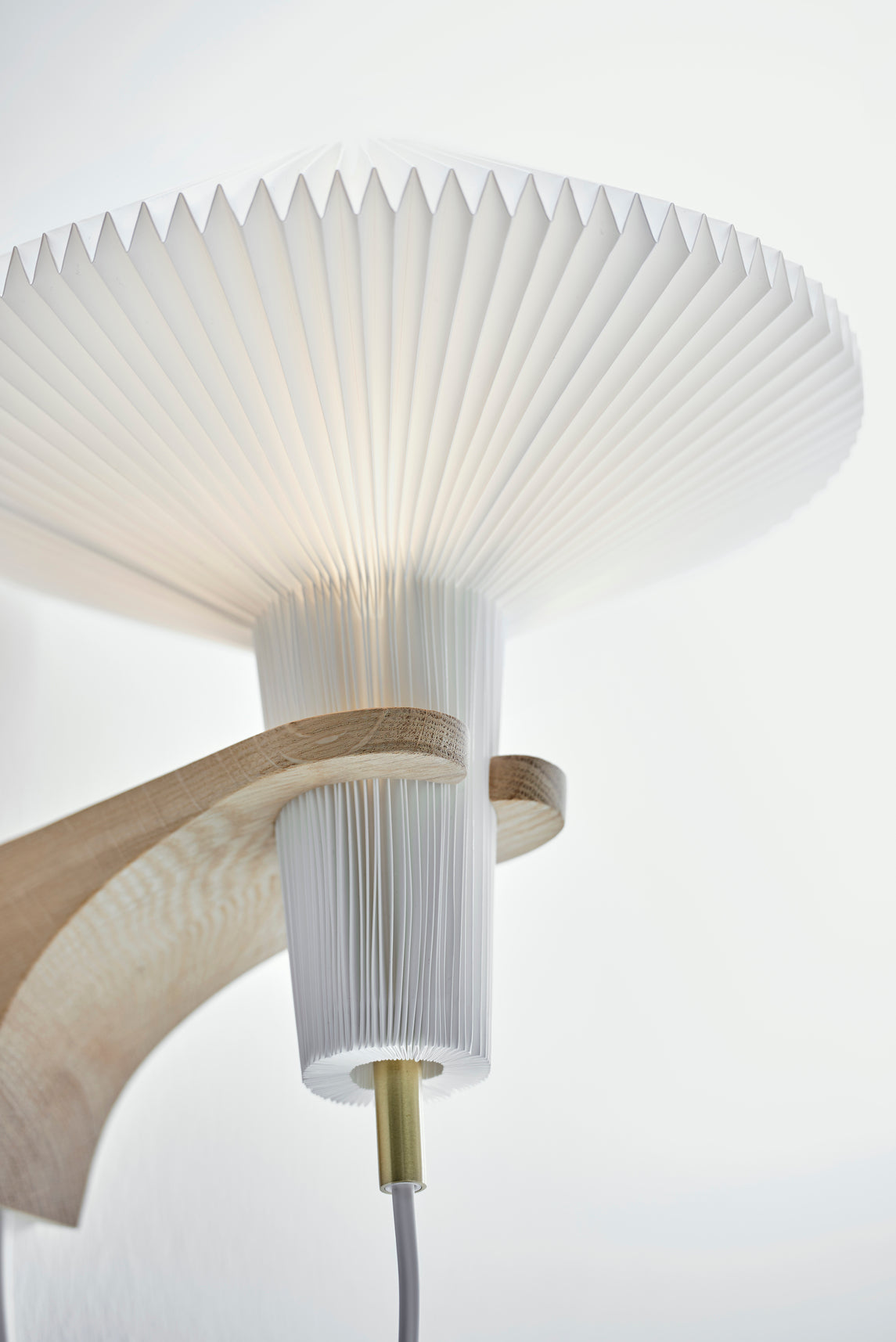 Wall lamp MODEL 204 MUSHROOM white with a light oak base