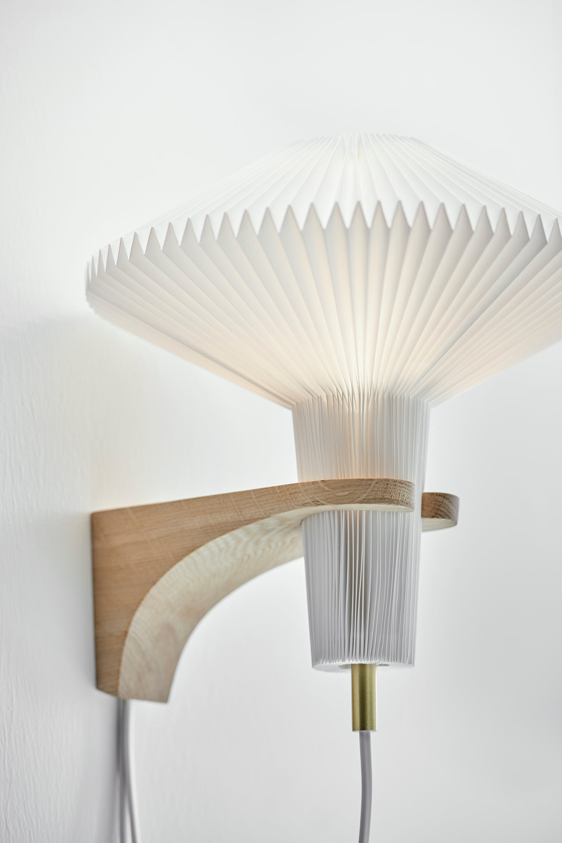 Wall lamp MODEL 204 MUSHROOM white with a light oak base