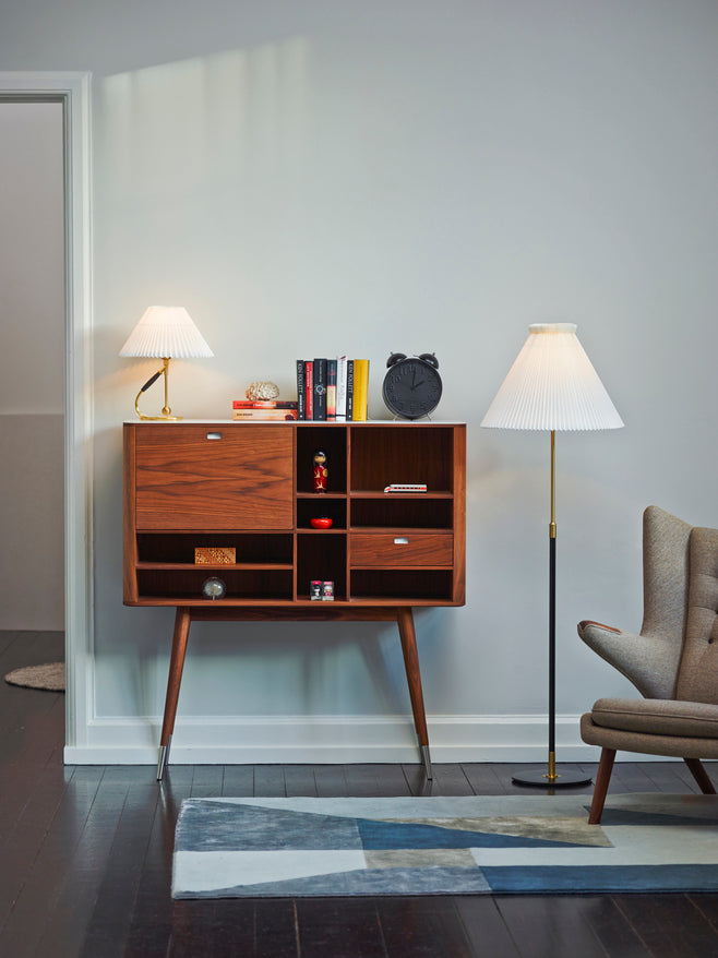 Lampe MODEL 306 weiß mit messingfarbener Basis