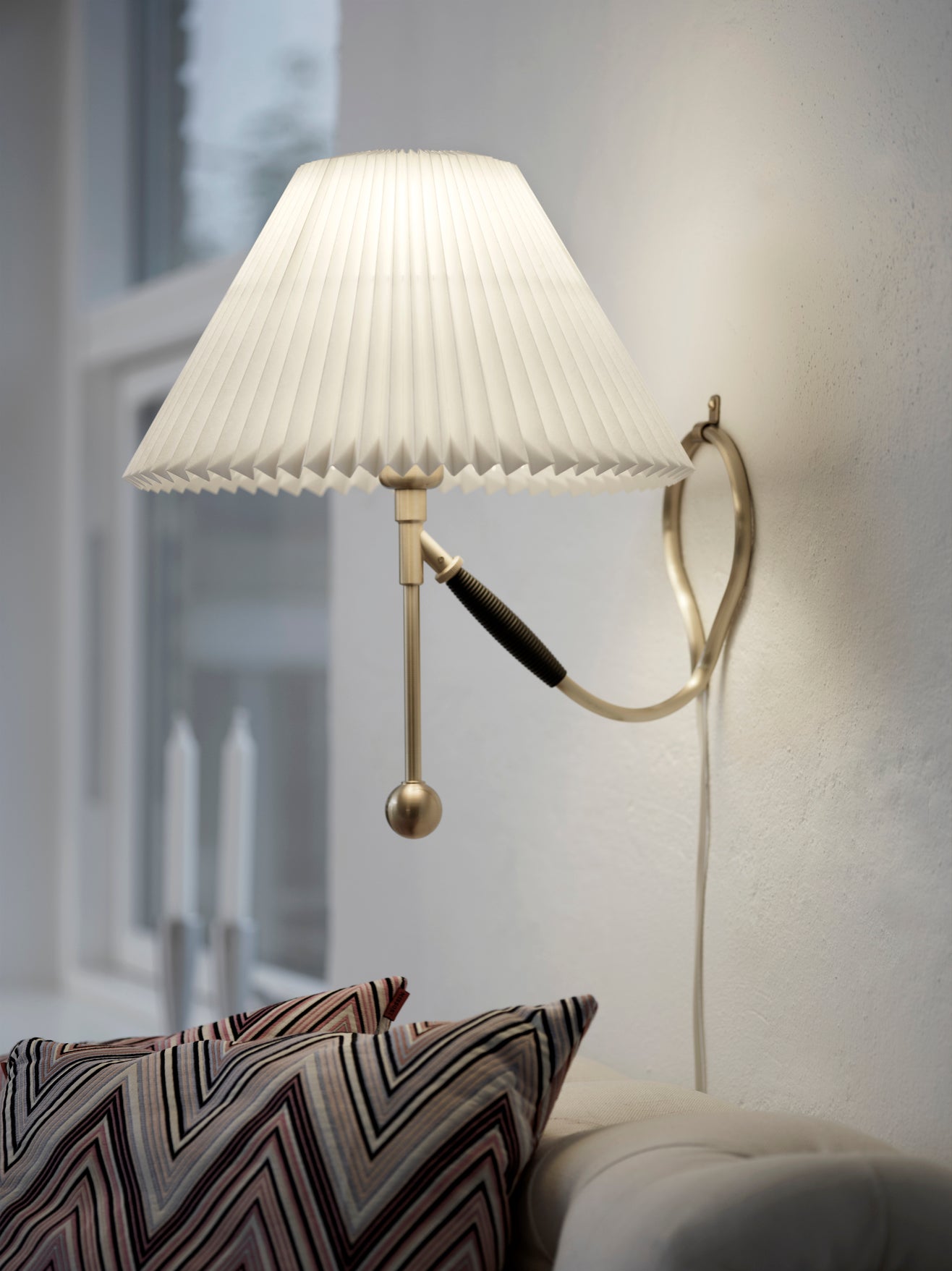 Lampe MODEL 306 weiß mit messingfarbener Basis