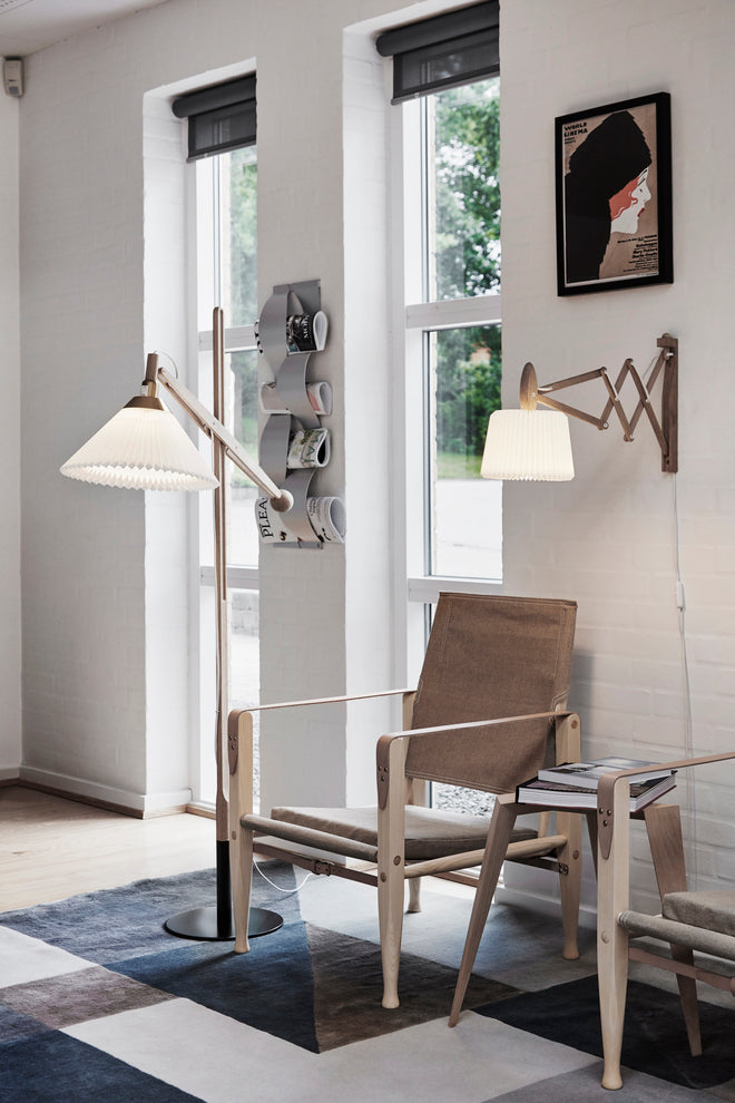 Stehlampe MODELL 325 weiß mit heller Eichenbasis