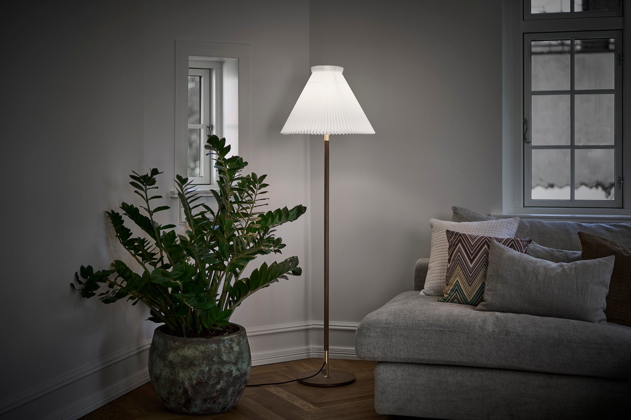 Stehlampe MODELL 328 LK 80 weiß mit dunklem Eichenfuß