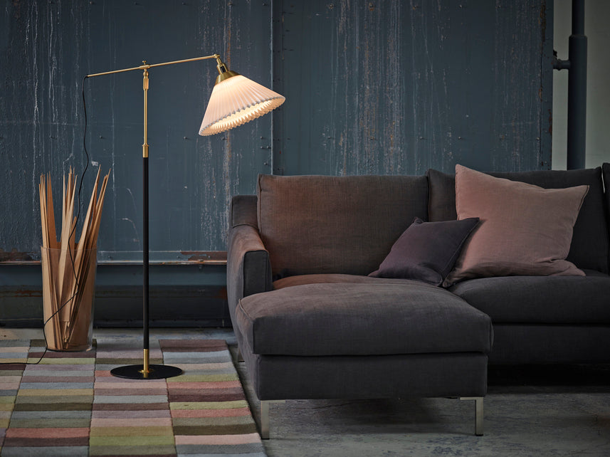 Stehlampe MODELL 349 weiß mit schwarz-goldenem Fuß