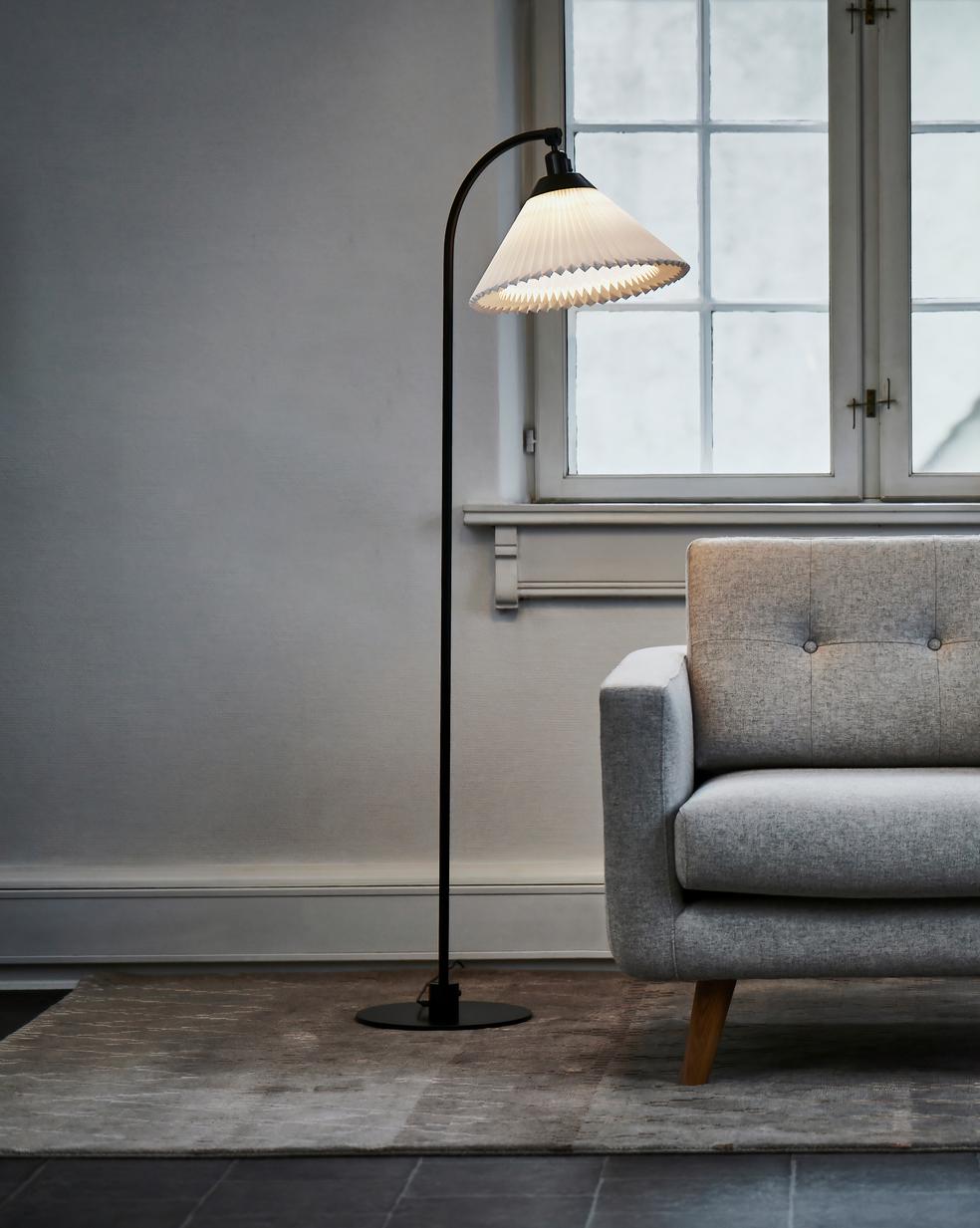 Floor lamp MODEL 368 white with black base