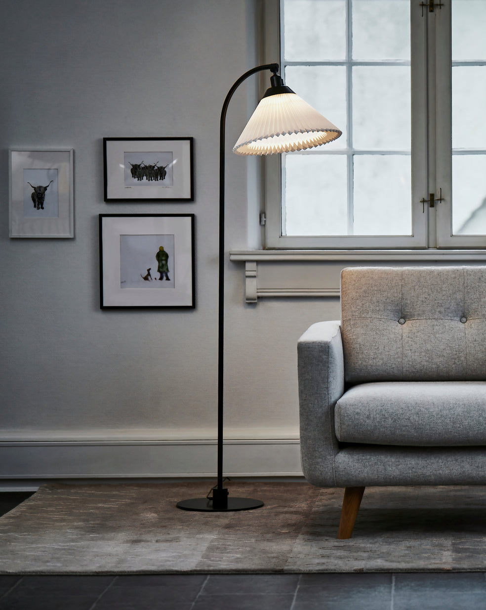 Floor lamp MODEL 368 white with black base