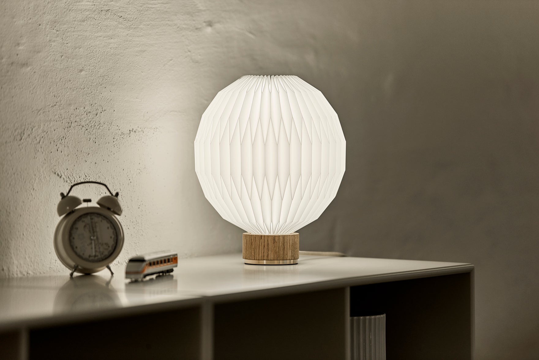 Table lamp MODEL 375 white with a light oak base
