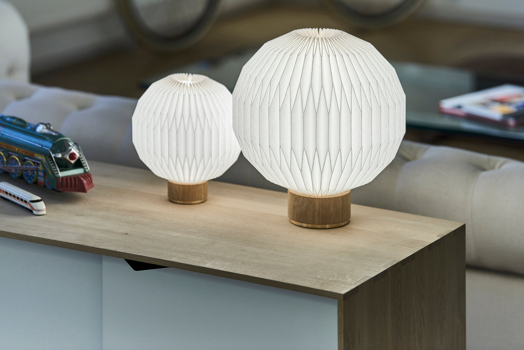 Table lamp MODEL 375 white with a light oak base