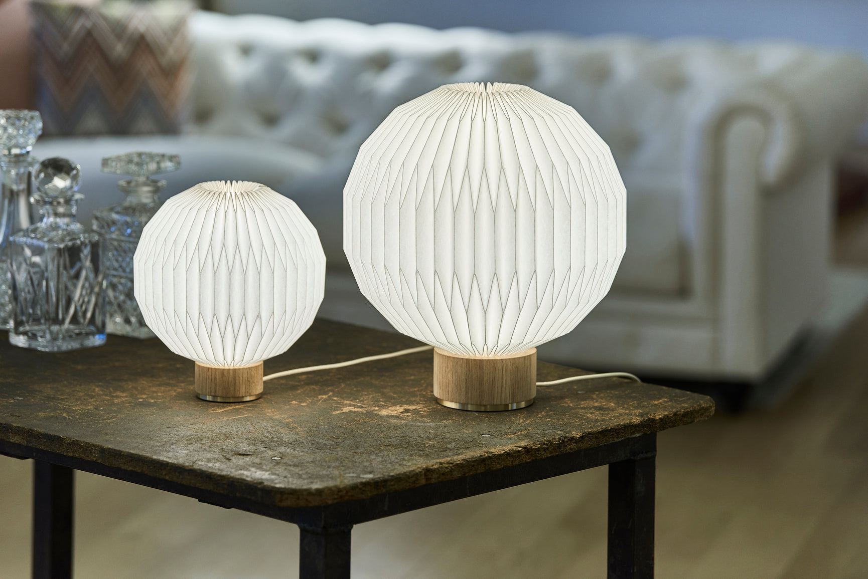 Table lamp MODEL 375 white with a light oak base