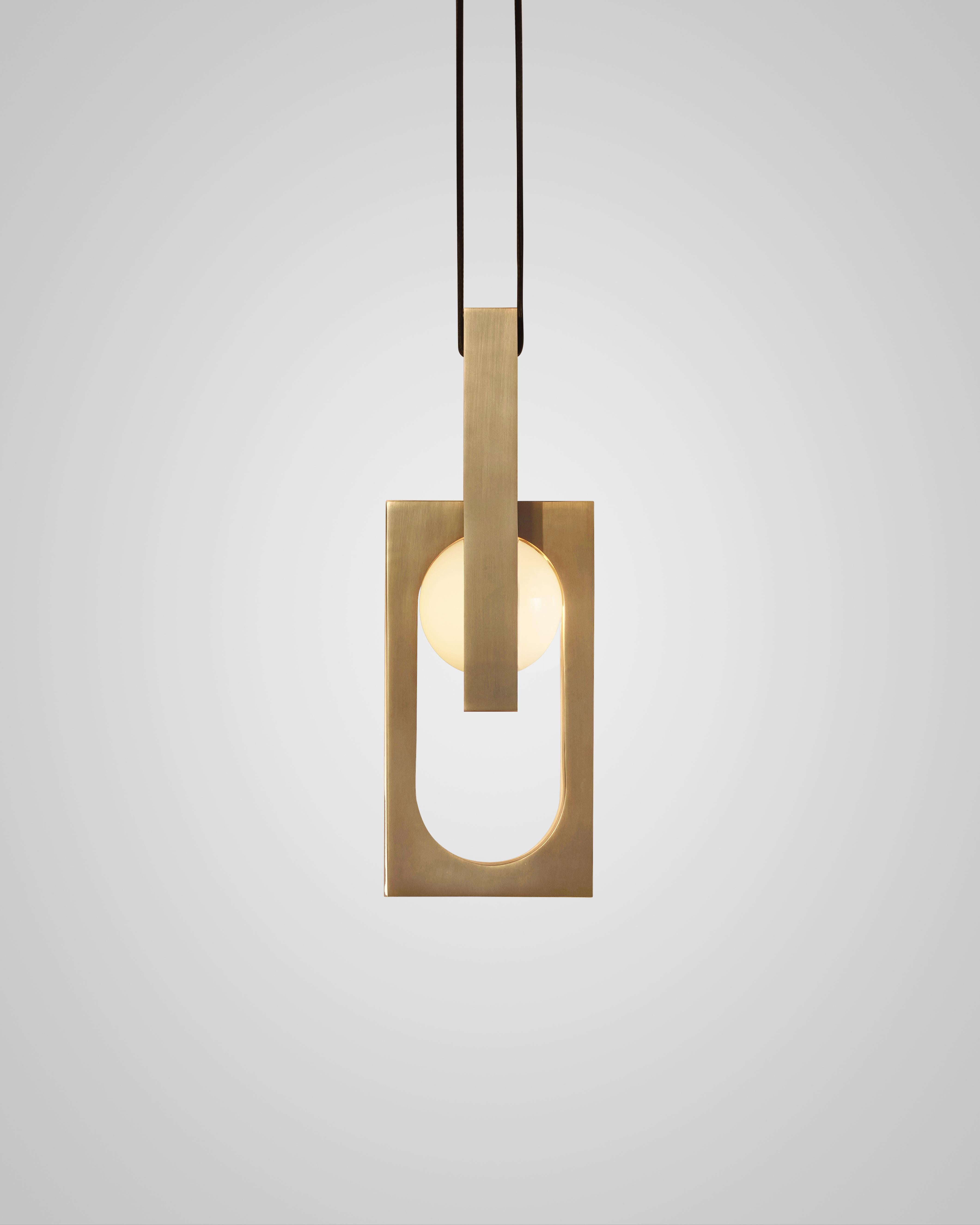 Pendelleuchte MYTHOS DUO mit opalem Schirm und Messingdetails