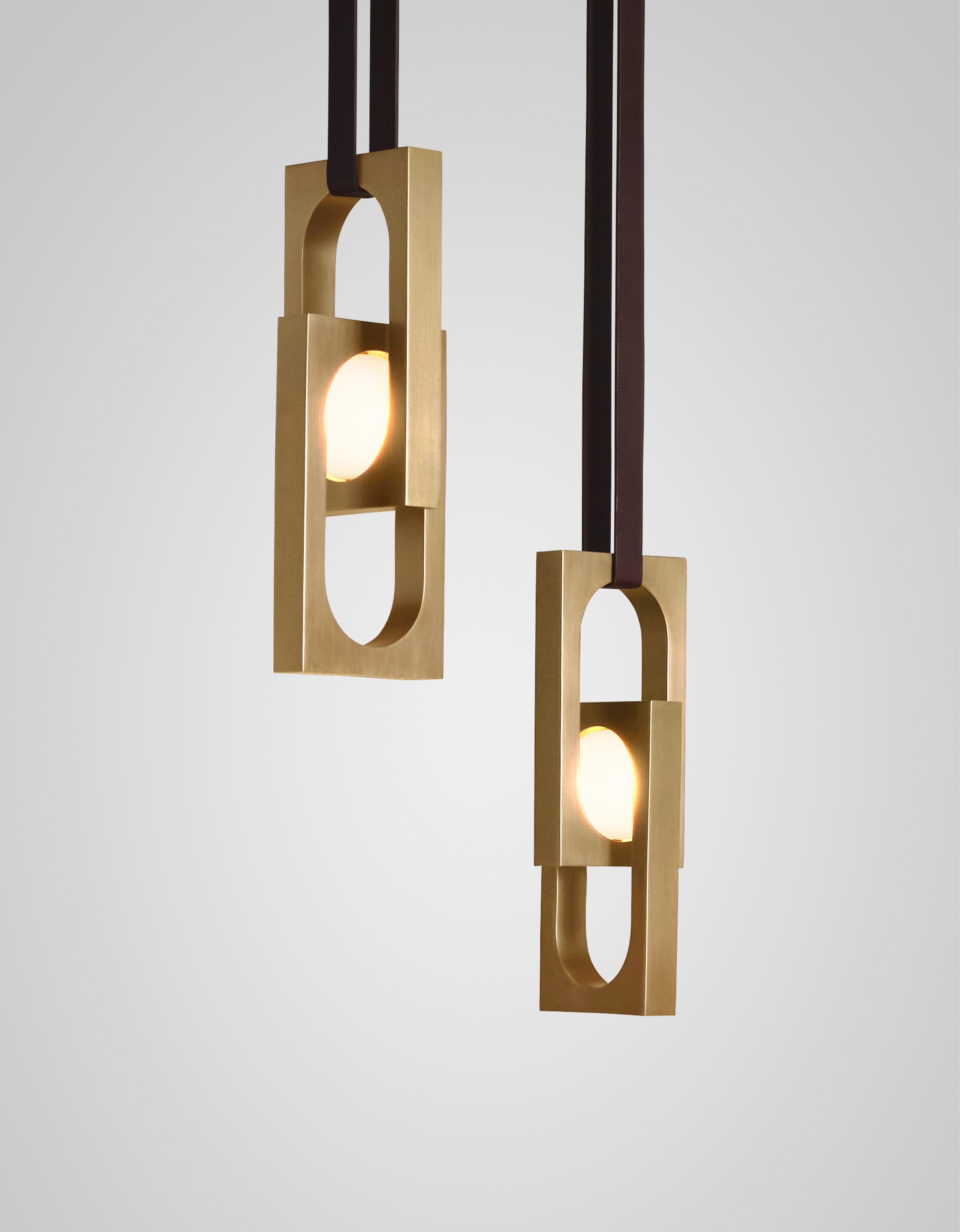 Pendelleuchte MYTHOS DUO mit opalem Schirm und Messingdetails