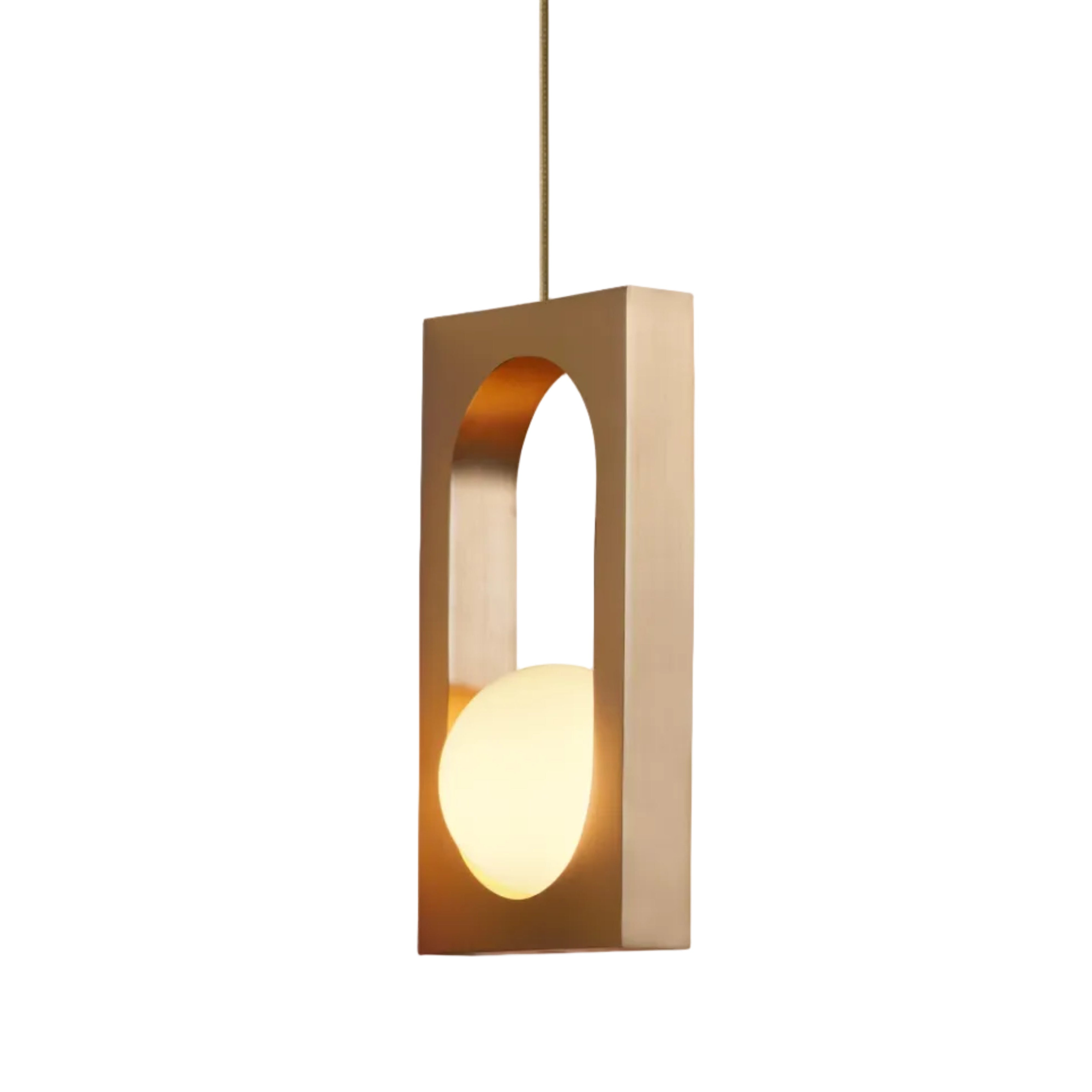 Pendelleuchte MYTHOS mit opalem Schirm und Messingdetails