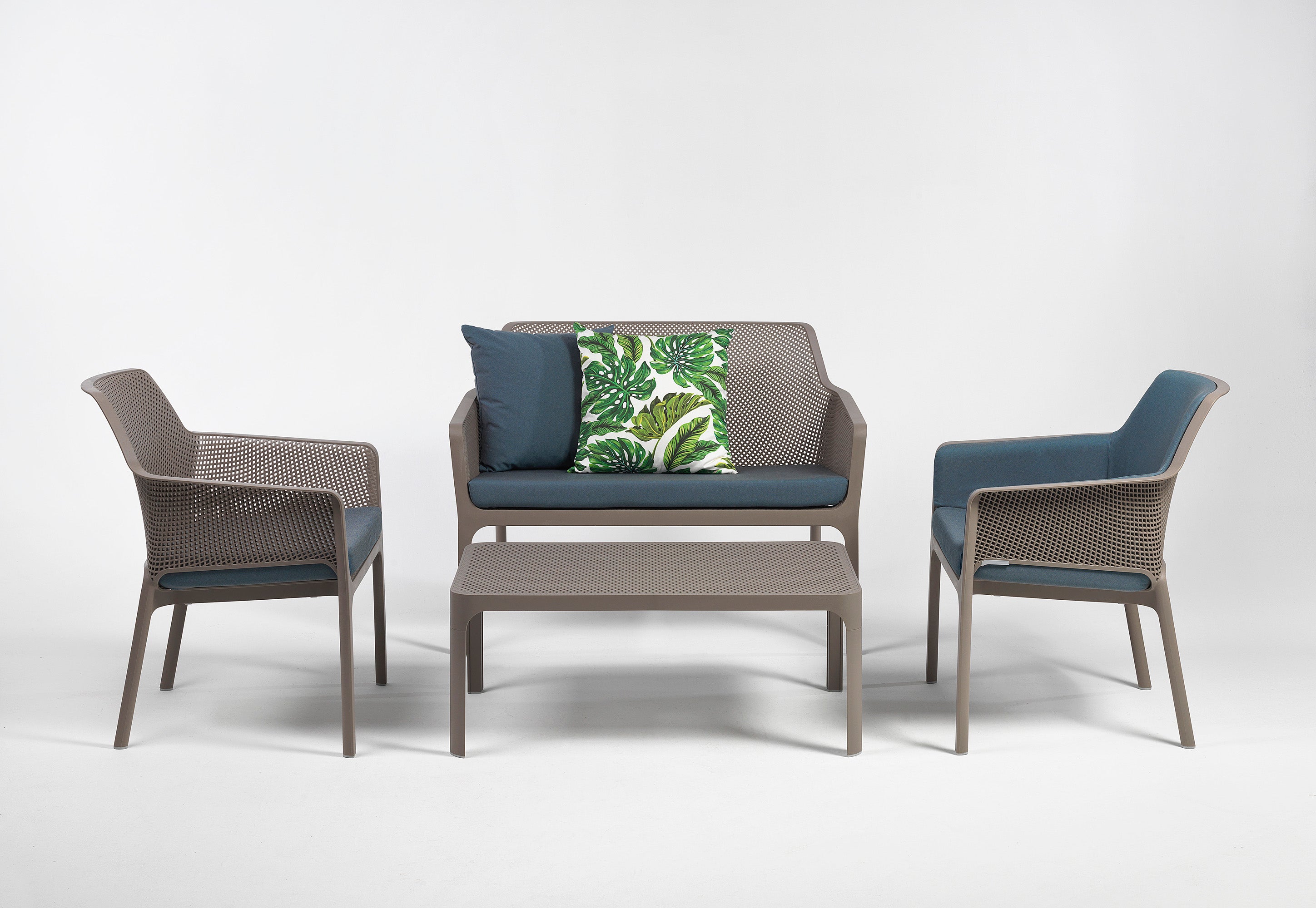 NET taupe outdoor table