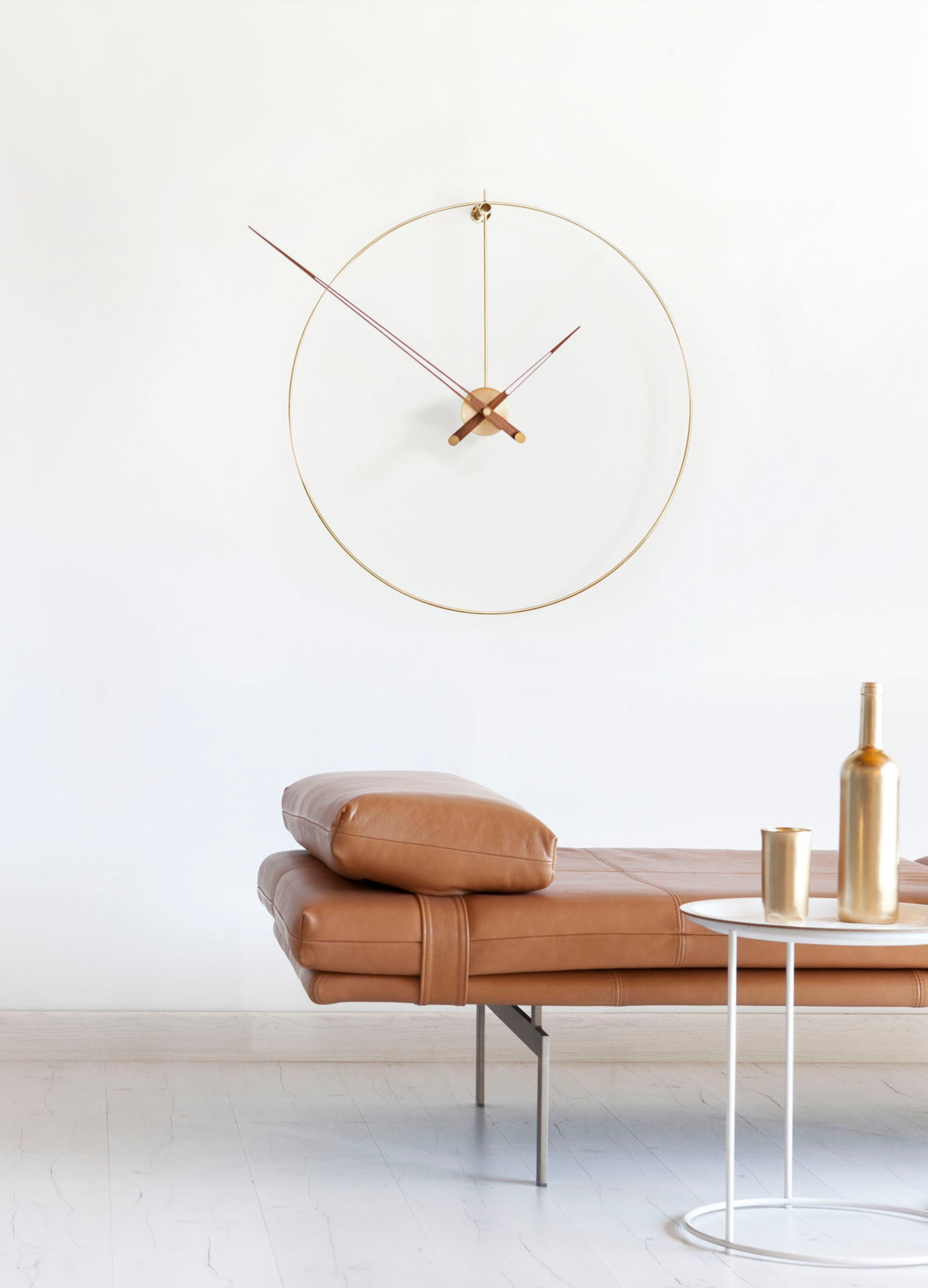 Wanduhr NEW ANDA aus Nussbaum mit Messing