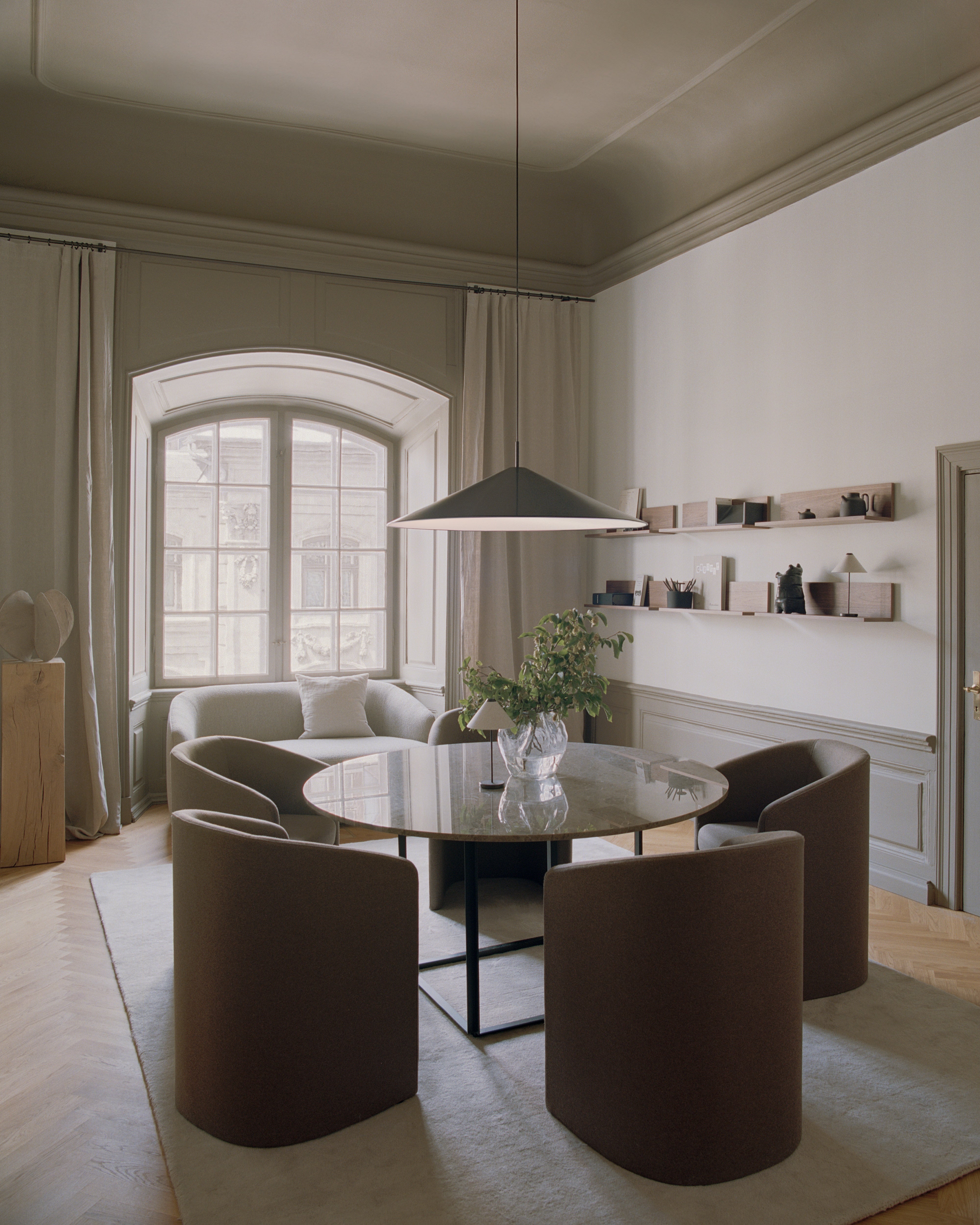 Florence round table brown marble with a black base