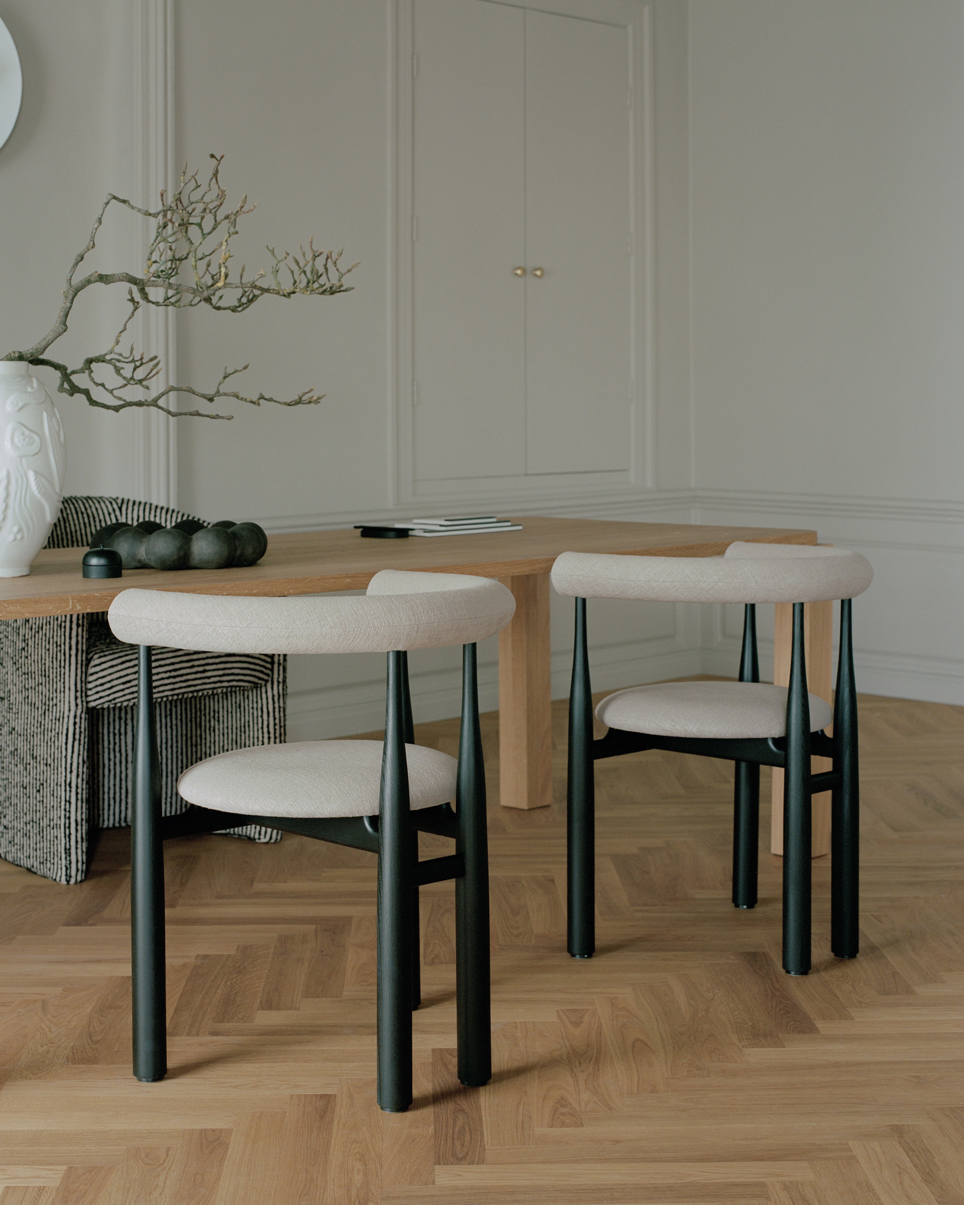 Vollständig gepolsterter BUKOWSKI Stuhl mit schwarzem Buchenfuß