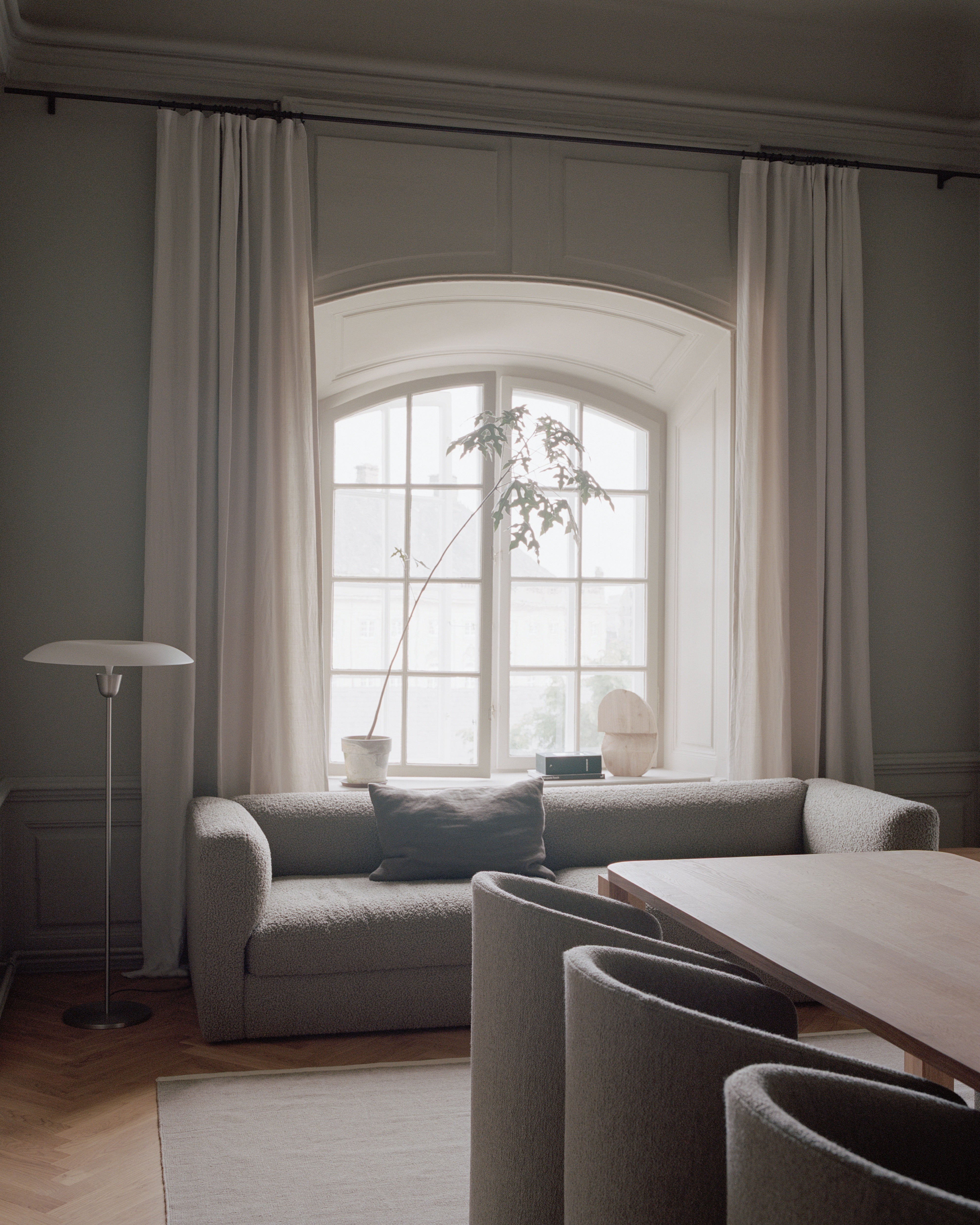 Stehlampe KANTARELL weiß mit vernickelter Oberfläche