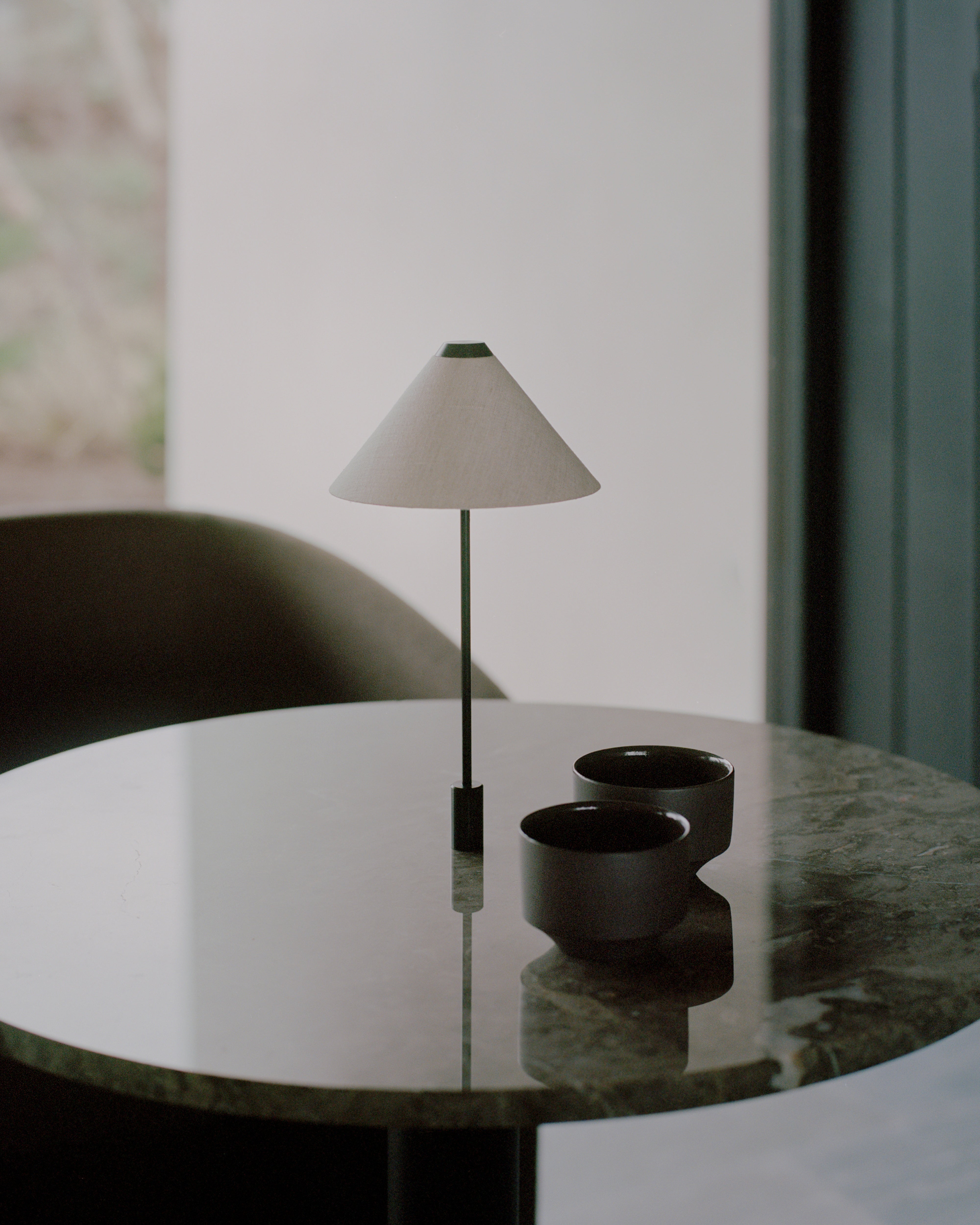 Tragbare Lampe BROLLY IN Leinen mit schwarzem Sockel