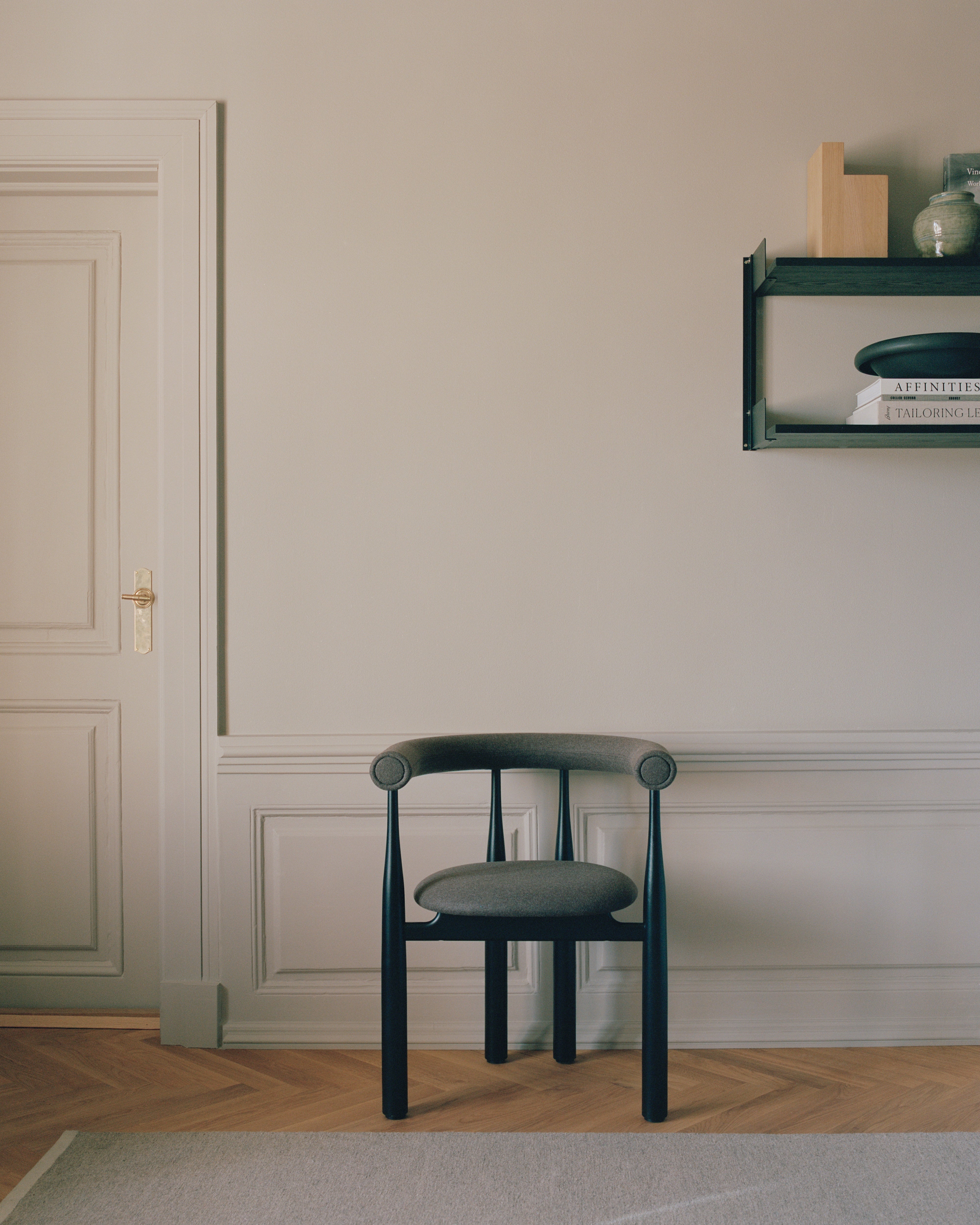 Vollständig gepolsterter BUKOWSKI Stuhl mit schwarzem Buchenfuß