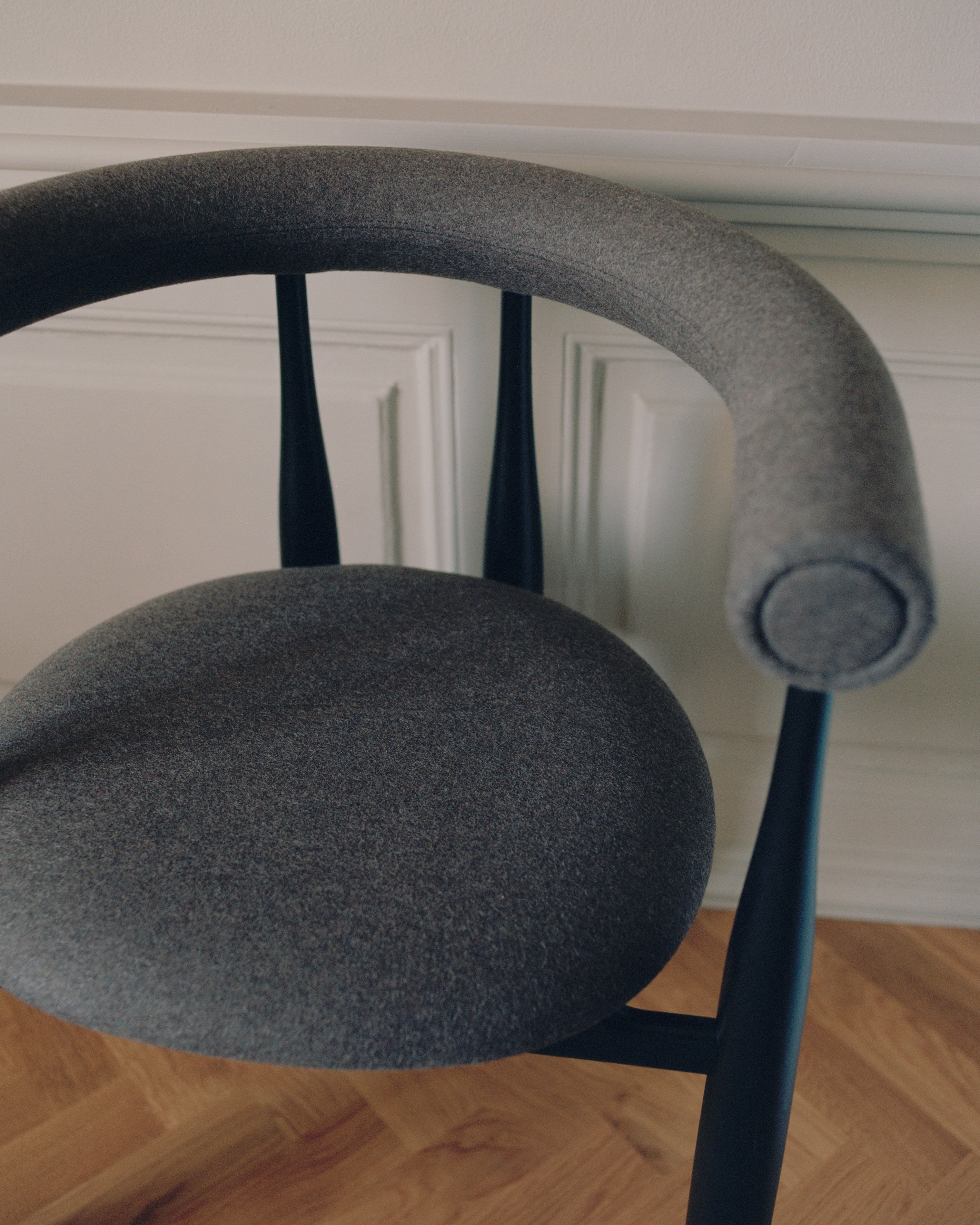 Vollständig gepolsterter BUKOWSKI Stuhl mit schwarzem Buchenfuß