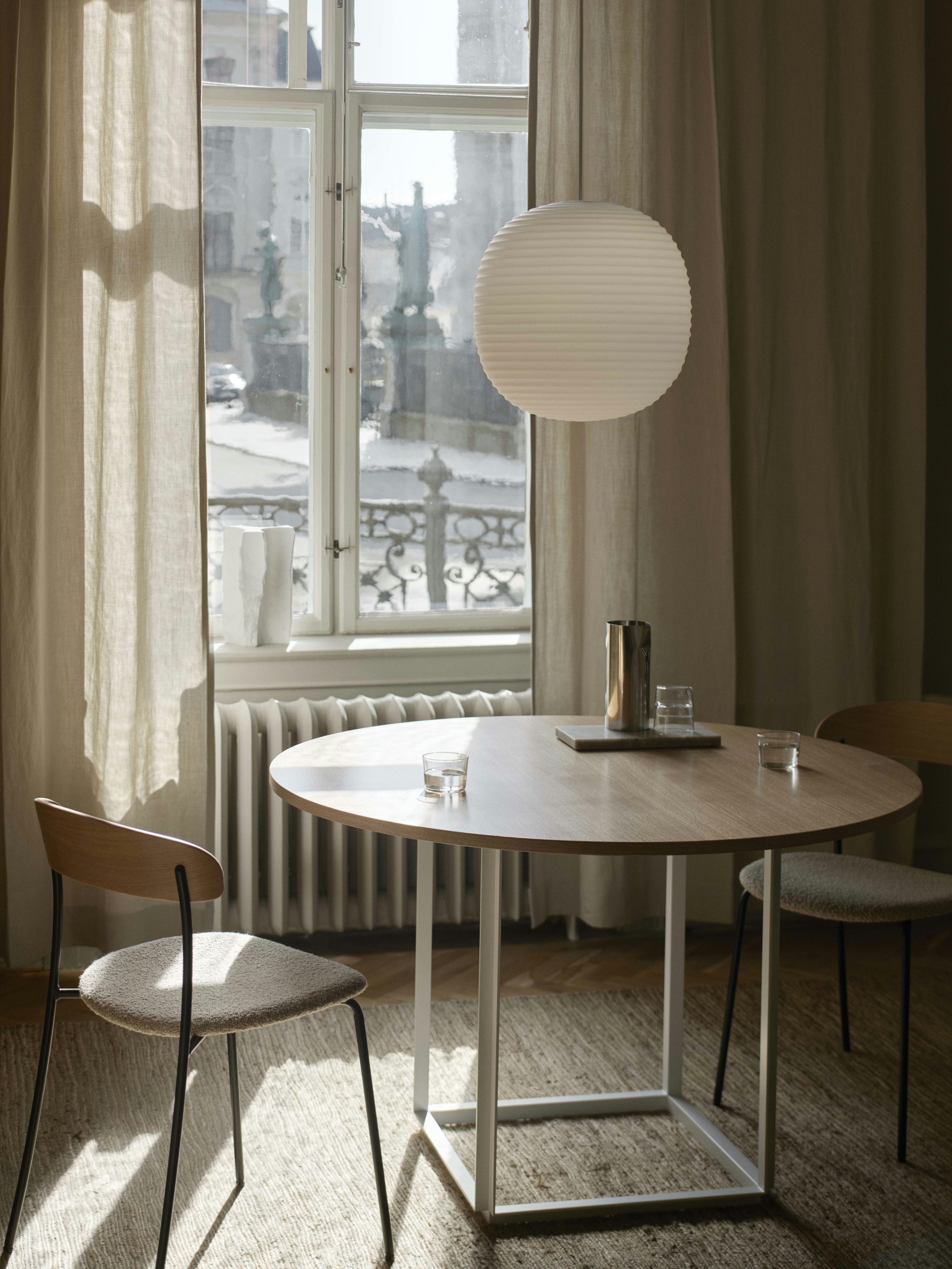 Runder Tisch Florence Oak Furnier mit einer schwarzen Basis