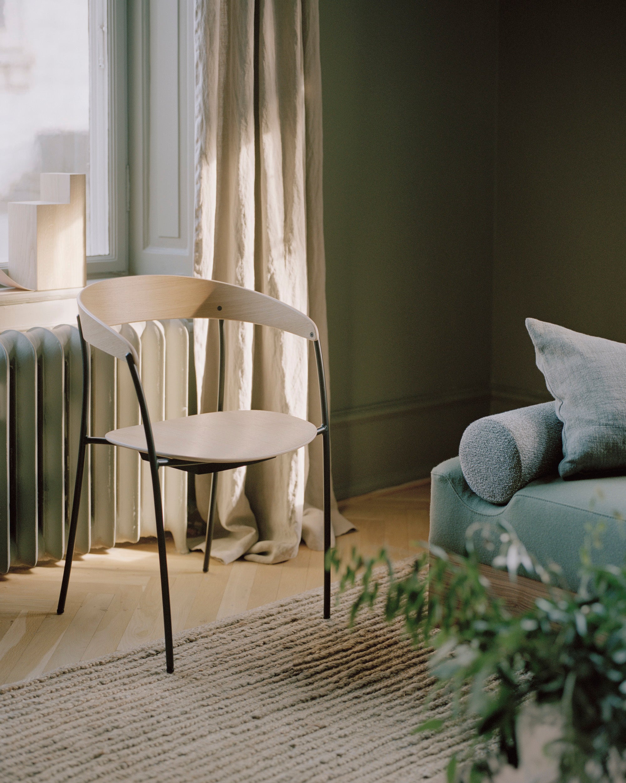 Chair with armrests Missing oak veneer