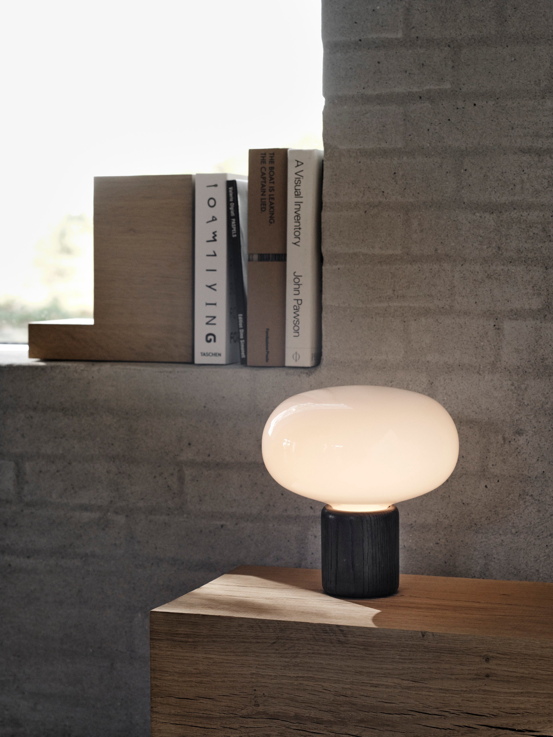 Karl-Johan Tischlampe Schillerner Glas mit einer geräucherten Eichenbasis