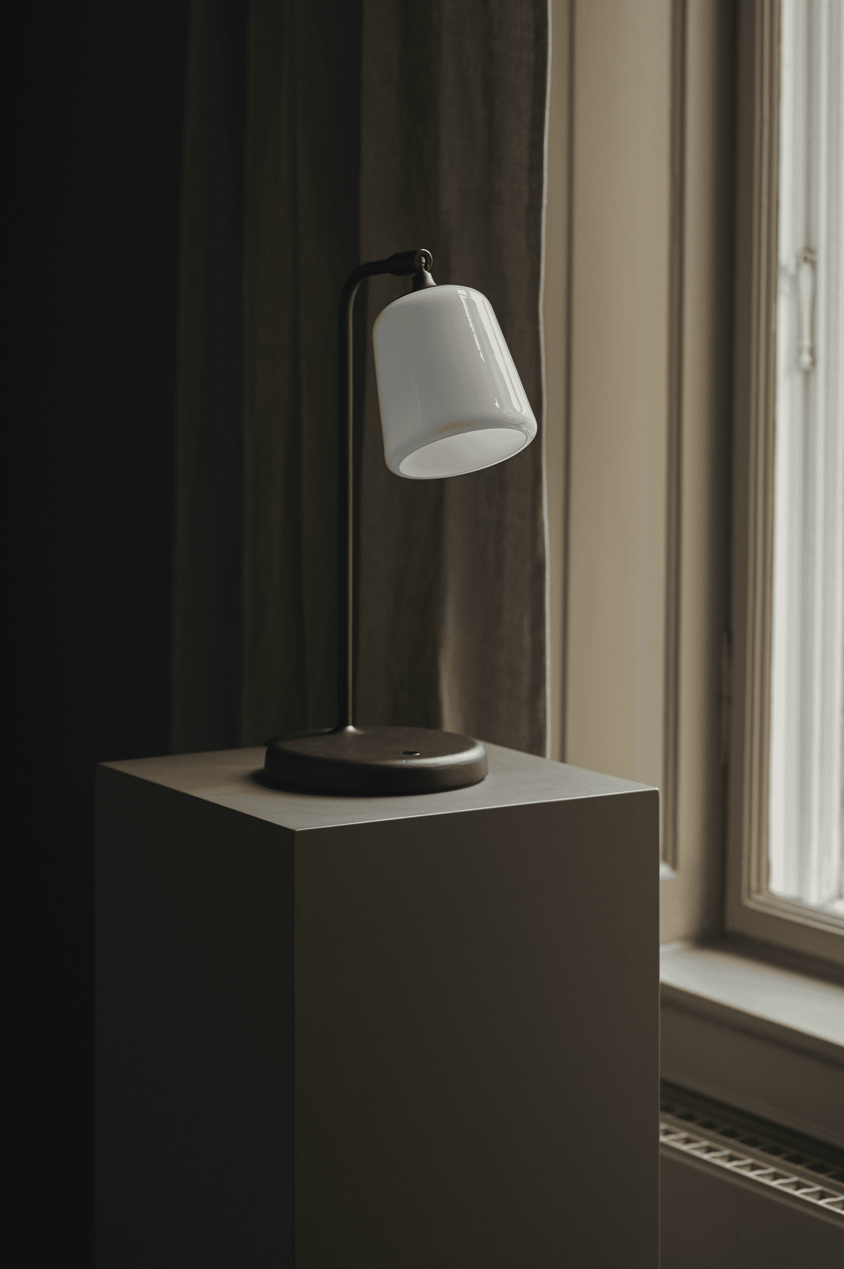 Desk lamp white iridescent