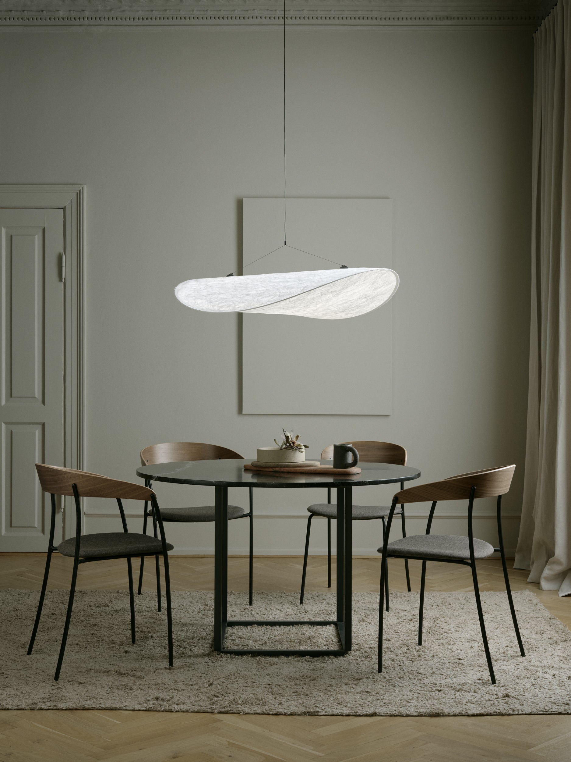 Florence Round Tisch schwarzer Marmor mit einer schwarzen Basis