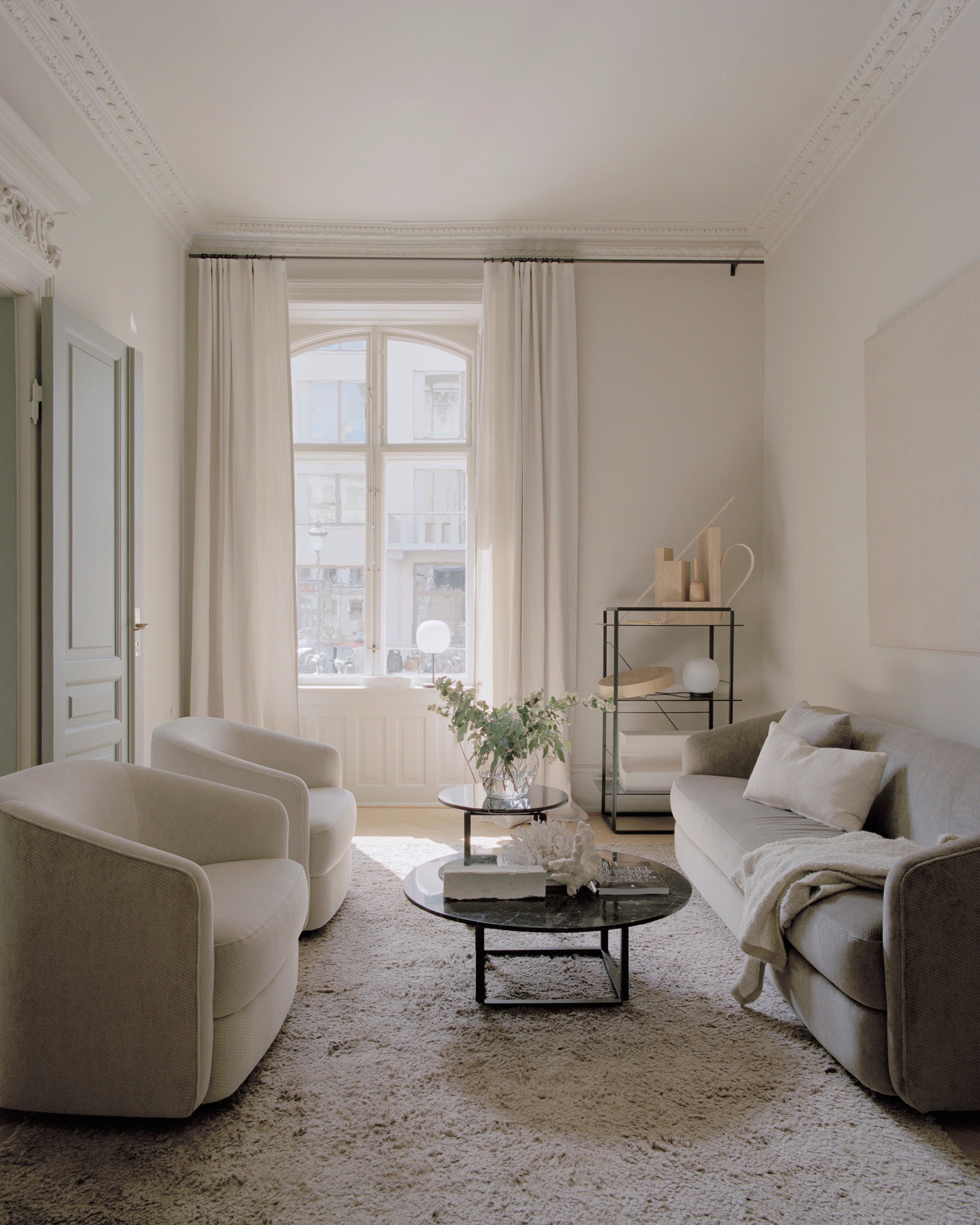 Florence Couchtisch schwarzer Marmor mit einer schwarzen Basis
