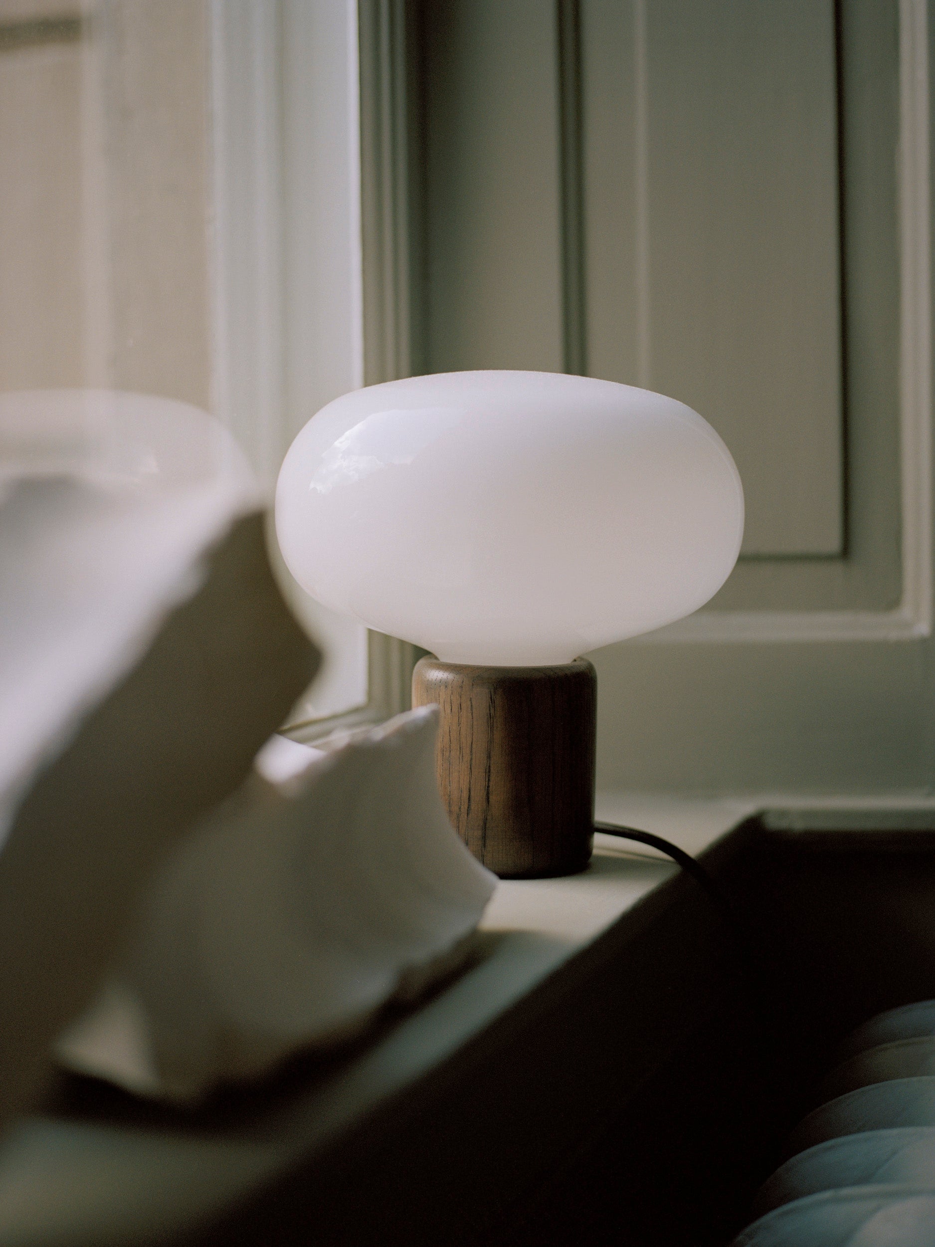 Karl-Johan Tischlampe Schillerner Glas mit einer geräucherten Eichenbasis