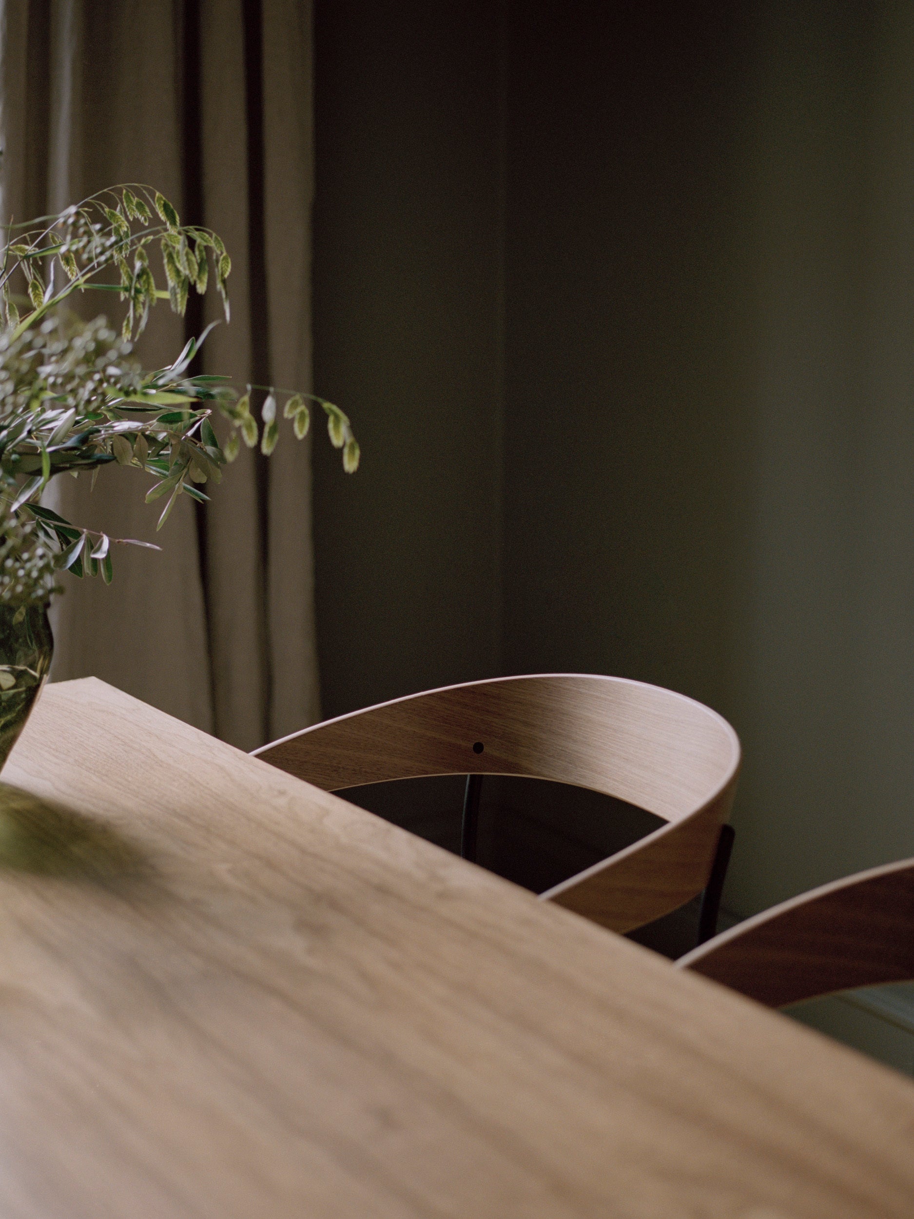 A chair with MISSING AREPHOUSTERS UPHOLSTEMED WITH Oak Veneer