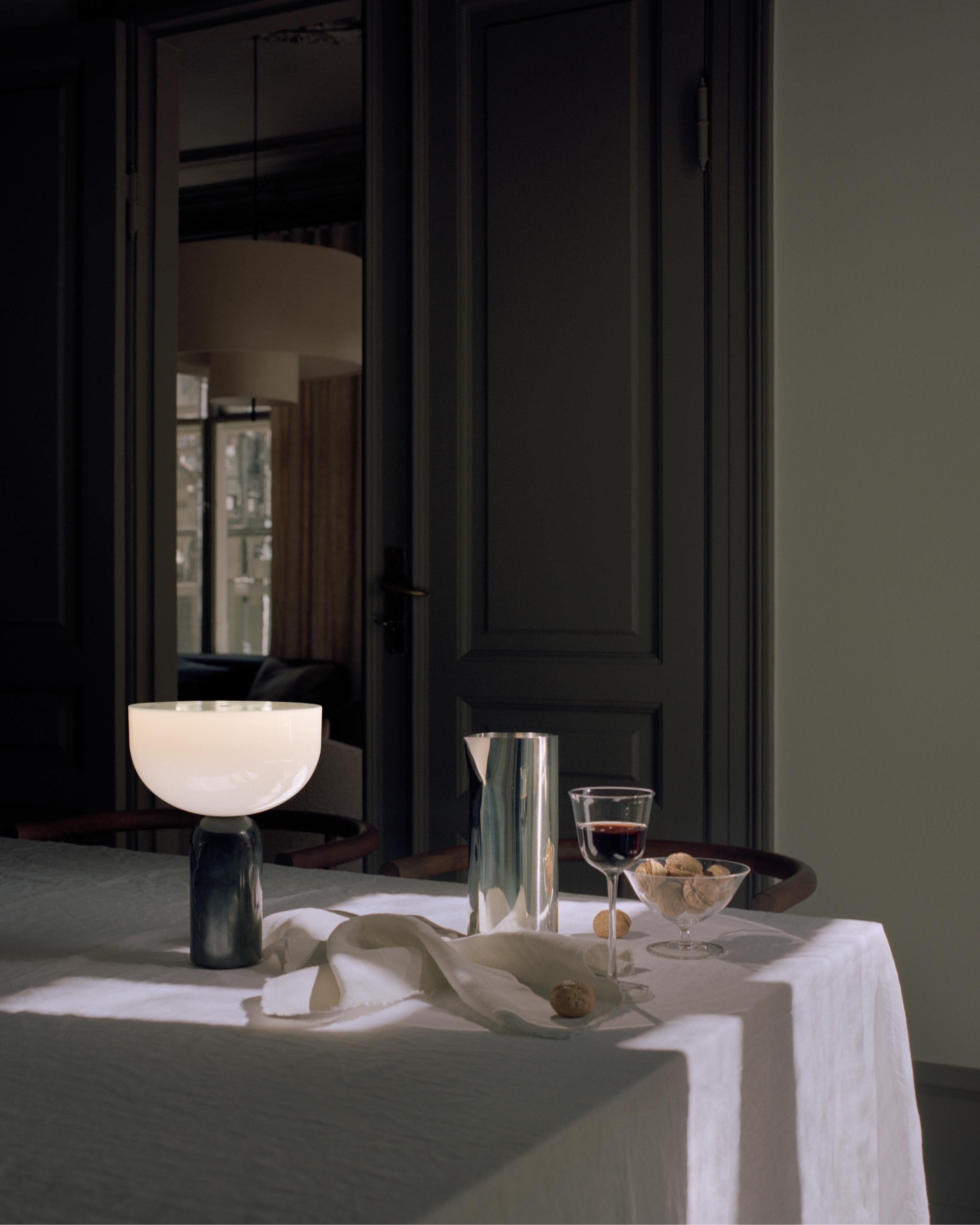 Tragbare Lampe KIZU aus schwarzem Marmor