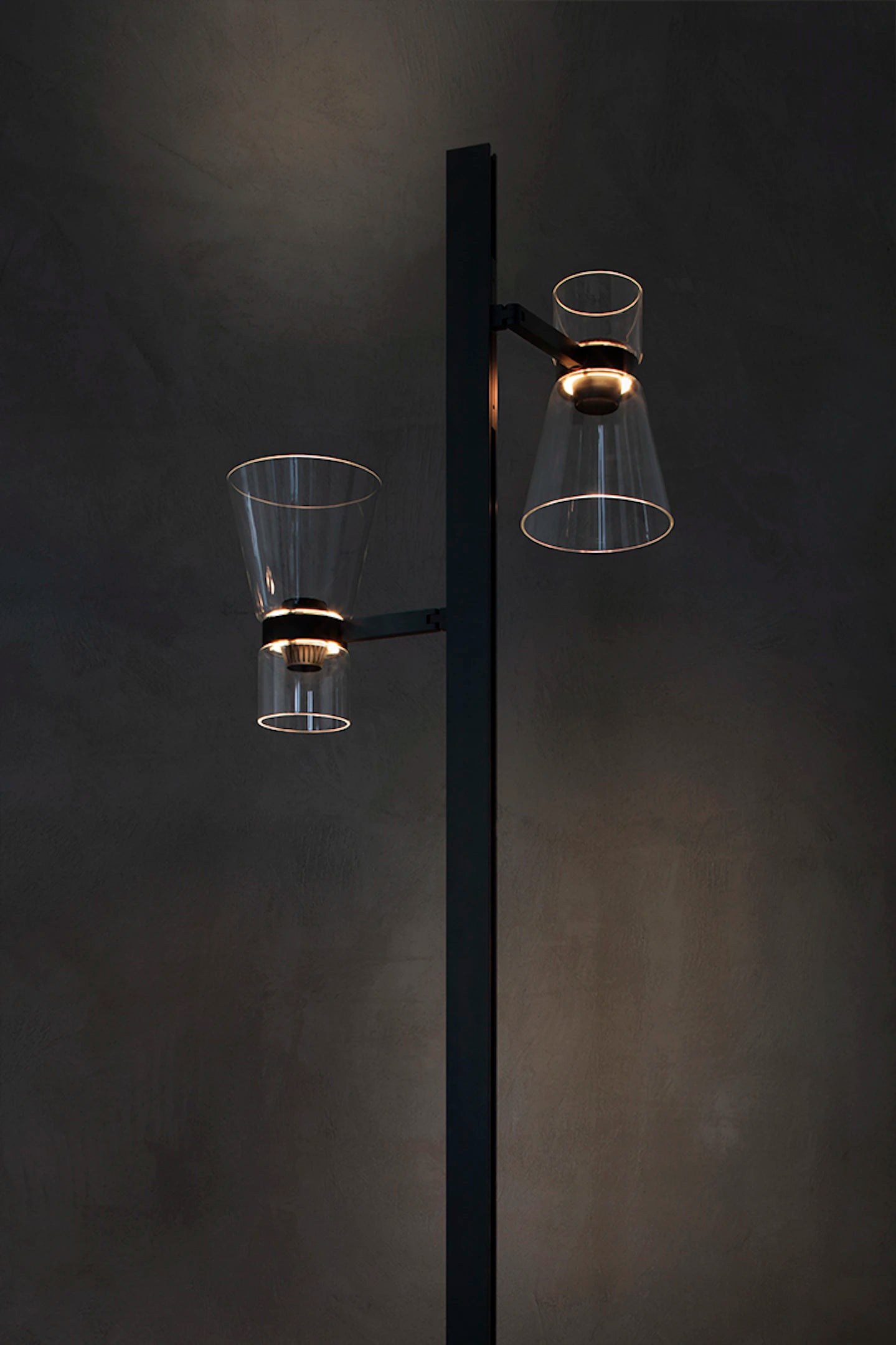 Stehlampe mit zwei Punkten NOCTURNE CONE schwarz