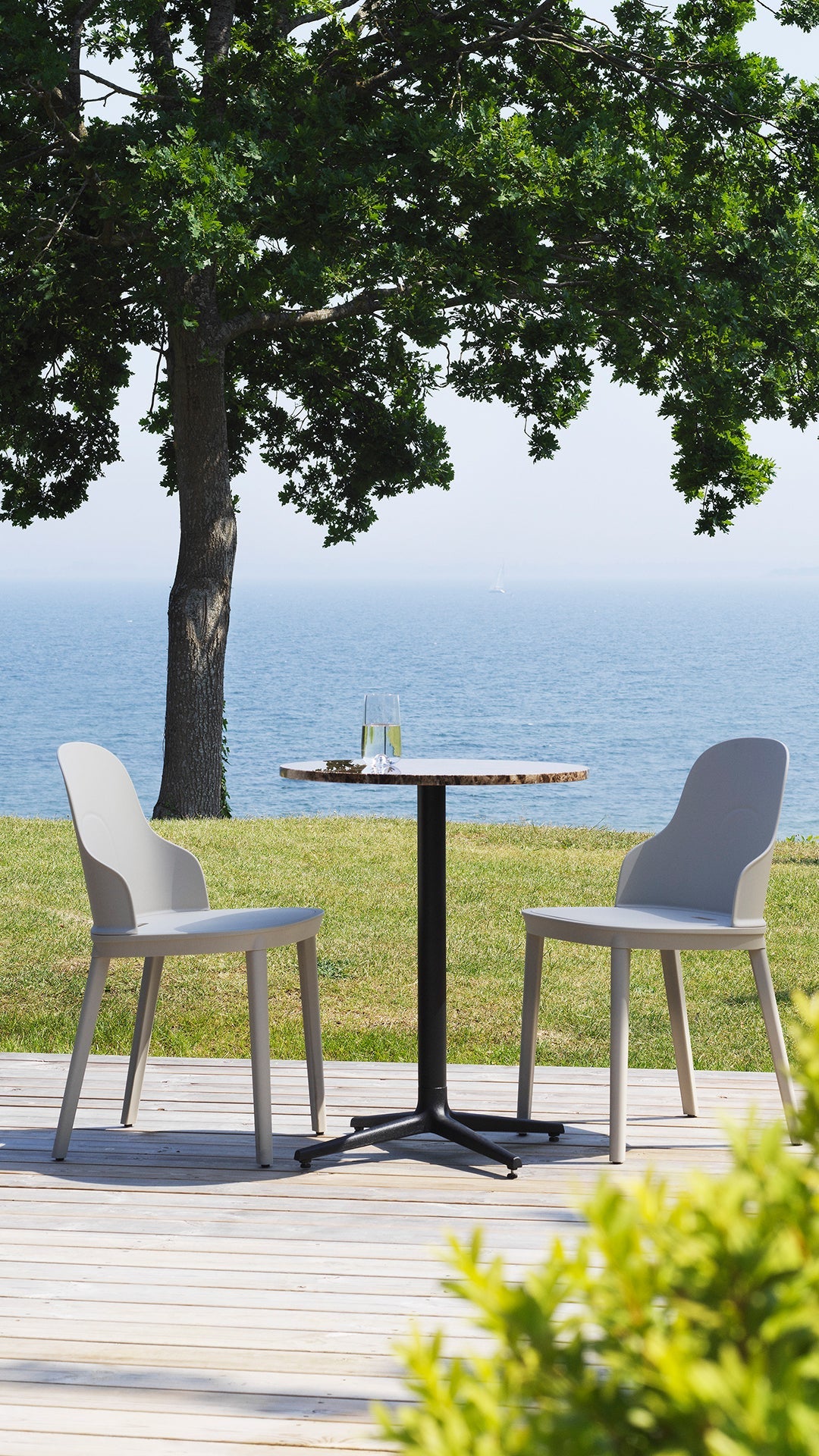 Cafe table Round Allez steel top with a black base