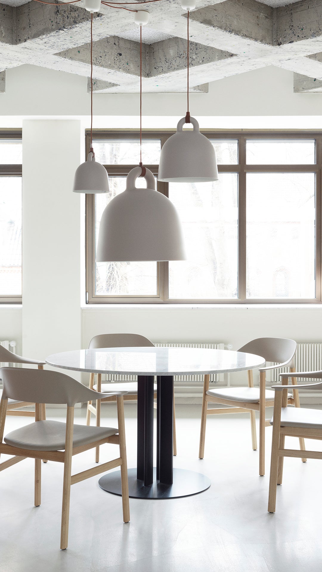 Round table Scala white marble top with a black base