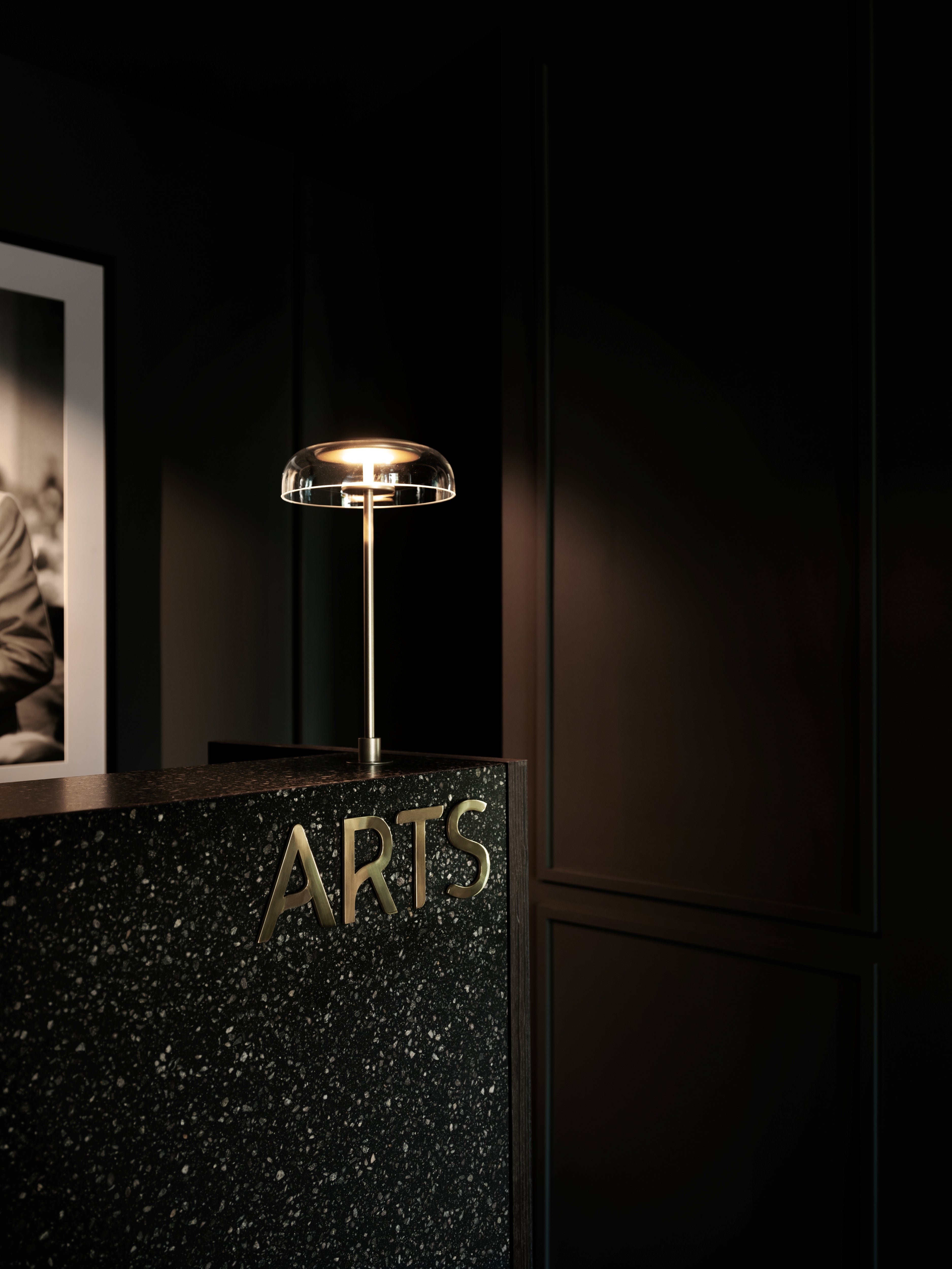 Tischlampe BLOSSI in Gold mit transparentem Glas