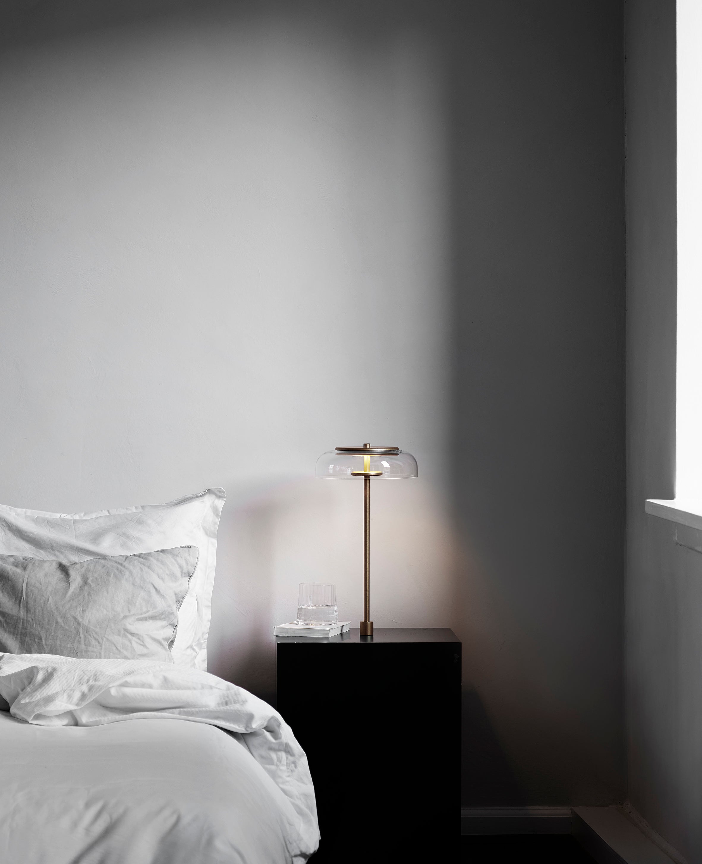 Tischlampe BLOSSI in Gold mit transparentem Glas