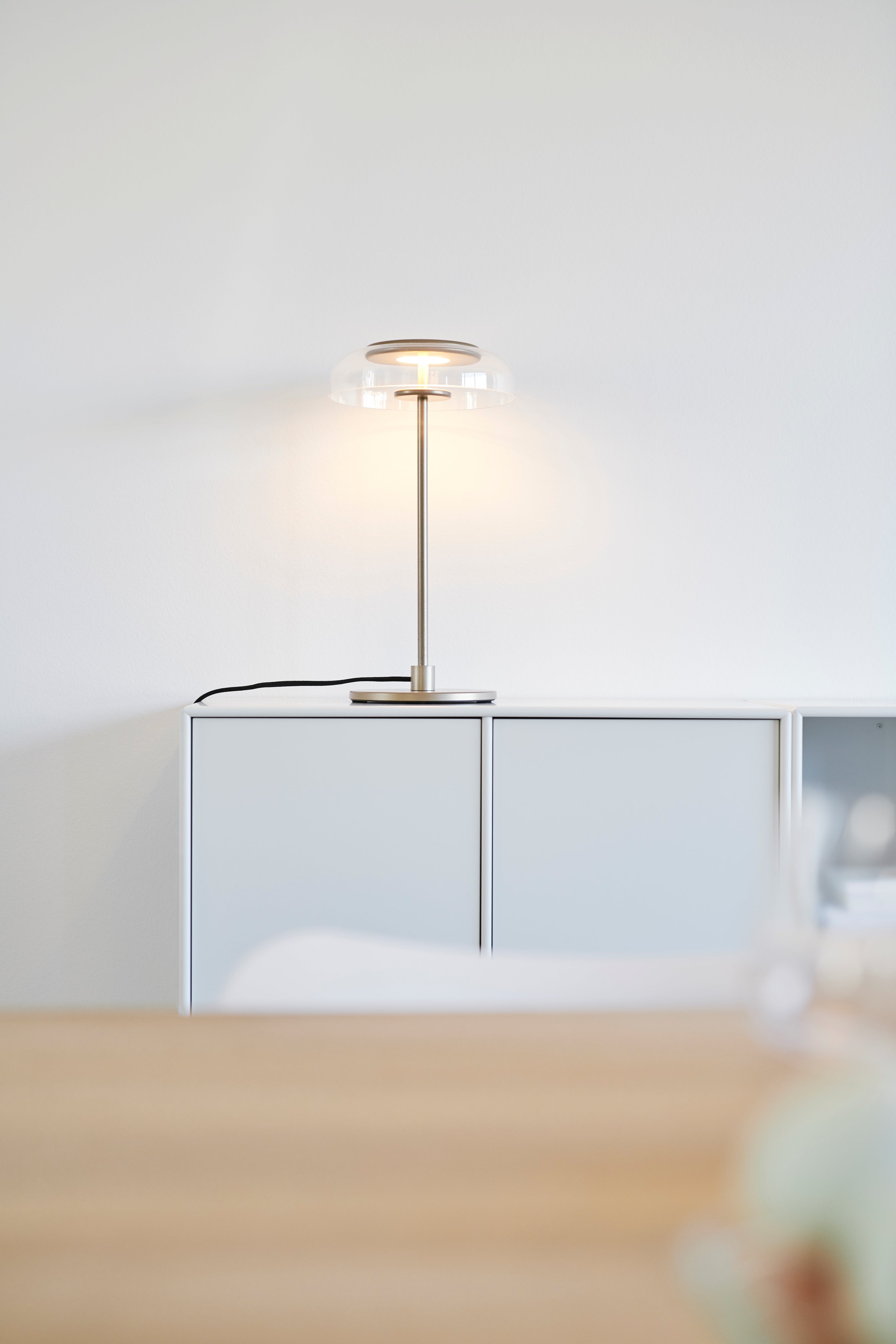 Tischlampe BLOSSI in Gold mit transparentem Glas