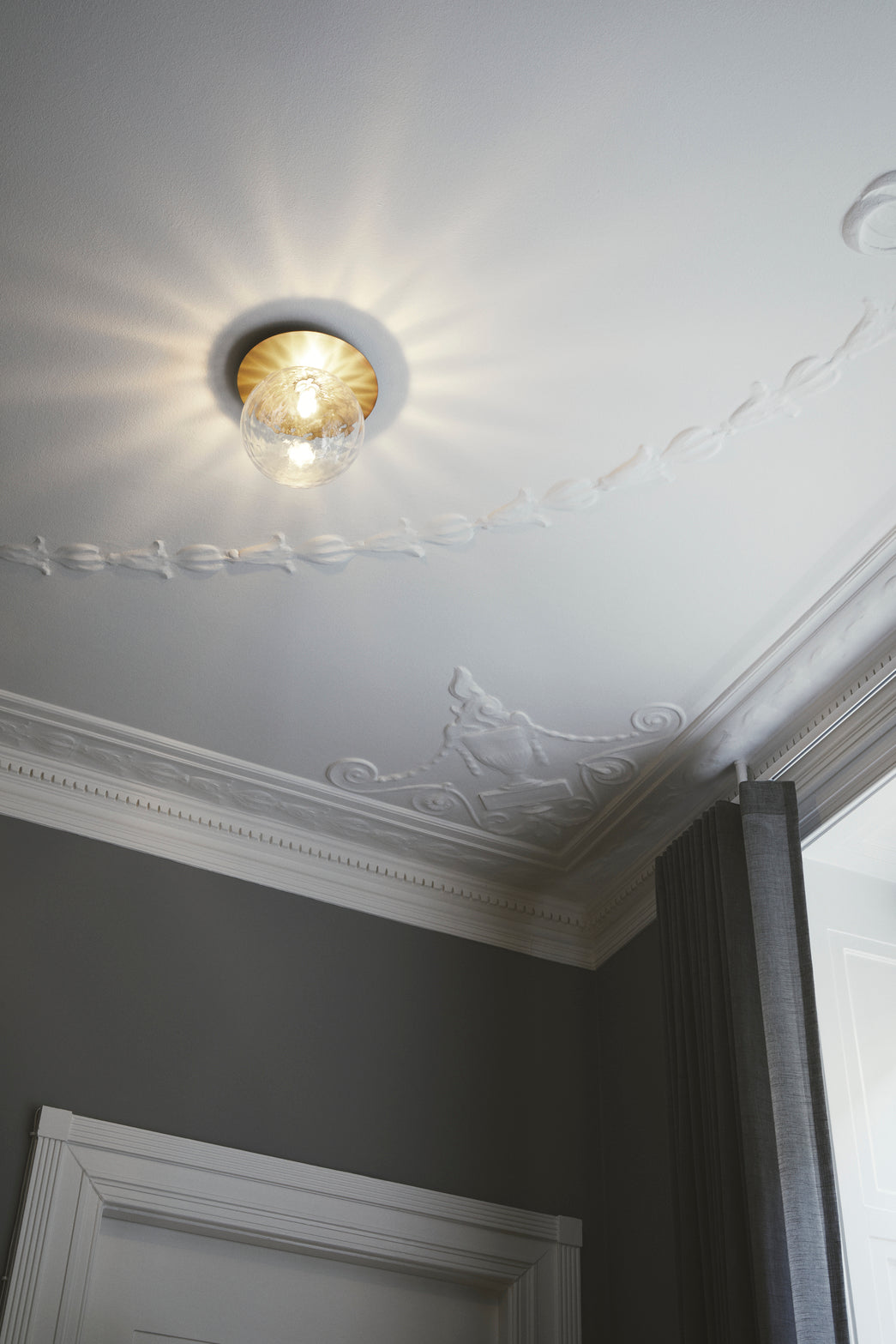Wandlampe LIILA in Gold mit transparentem Glas