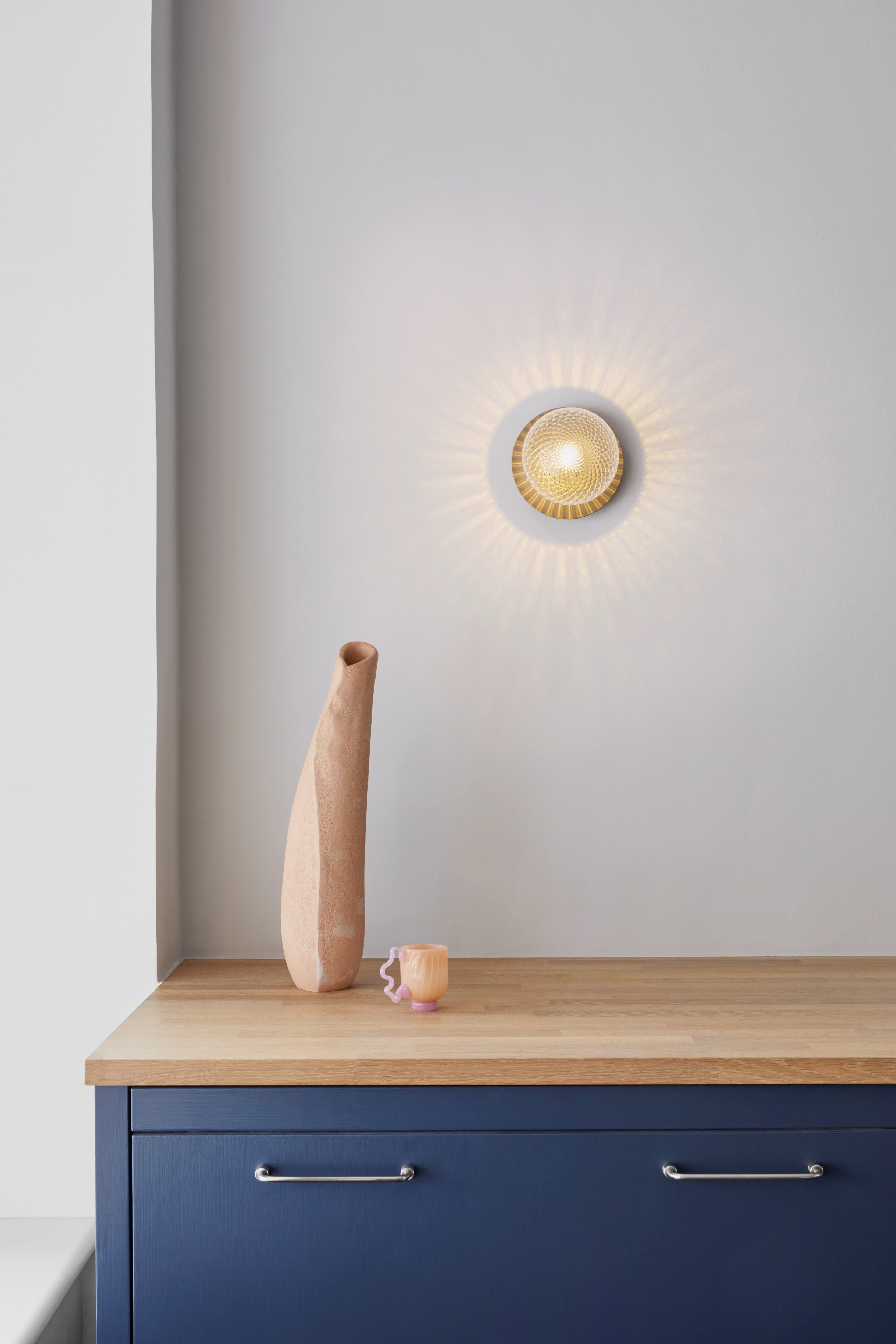 Wandlampe LIILA in Gold mit transparentem Glas
