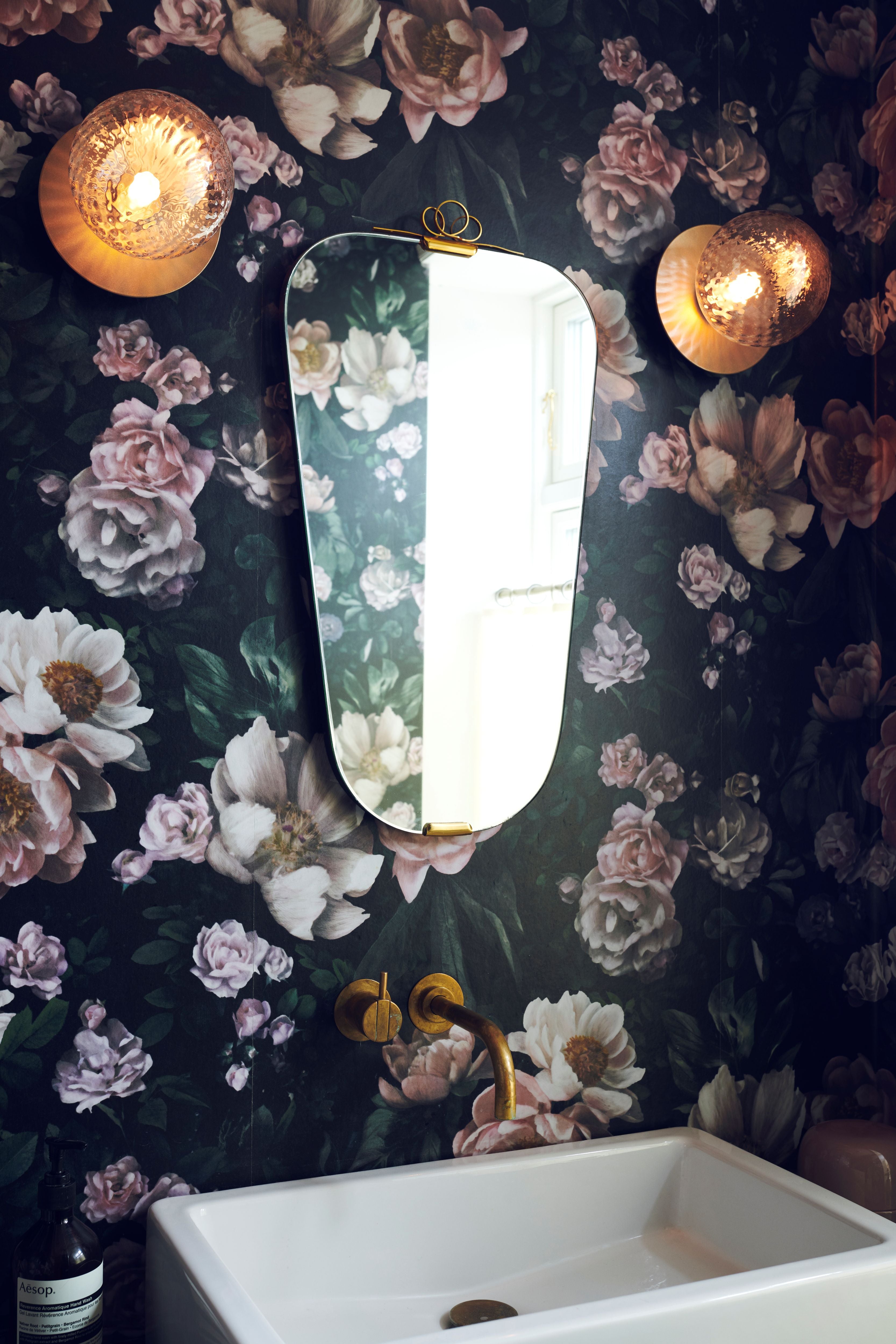 Wandlampe LIILA in Gold mit transparentem Glas