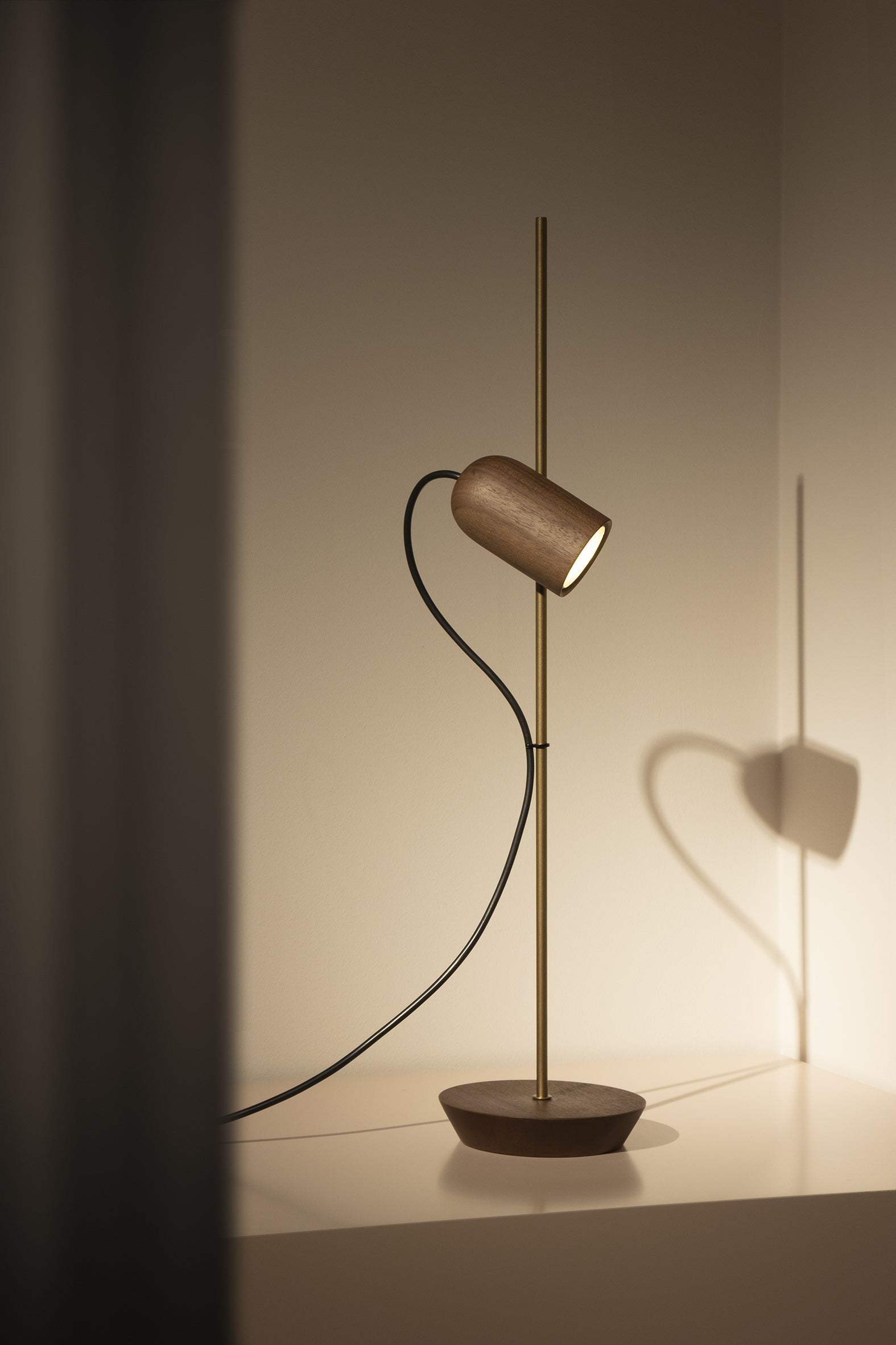 Tischlampe ONFA Nussbaum mit messingfarbener Oberfläche