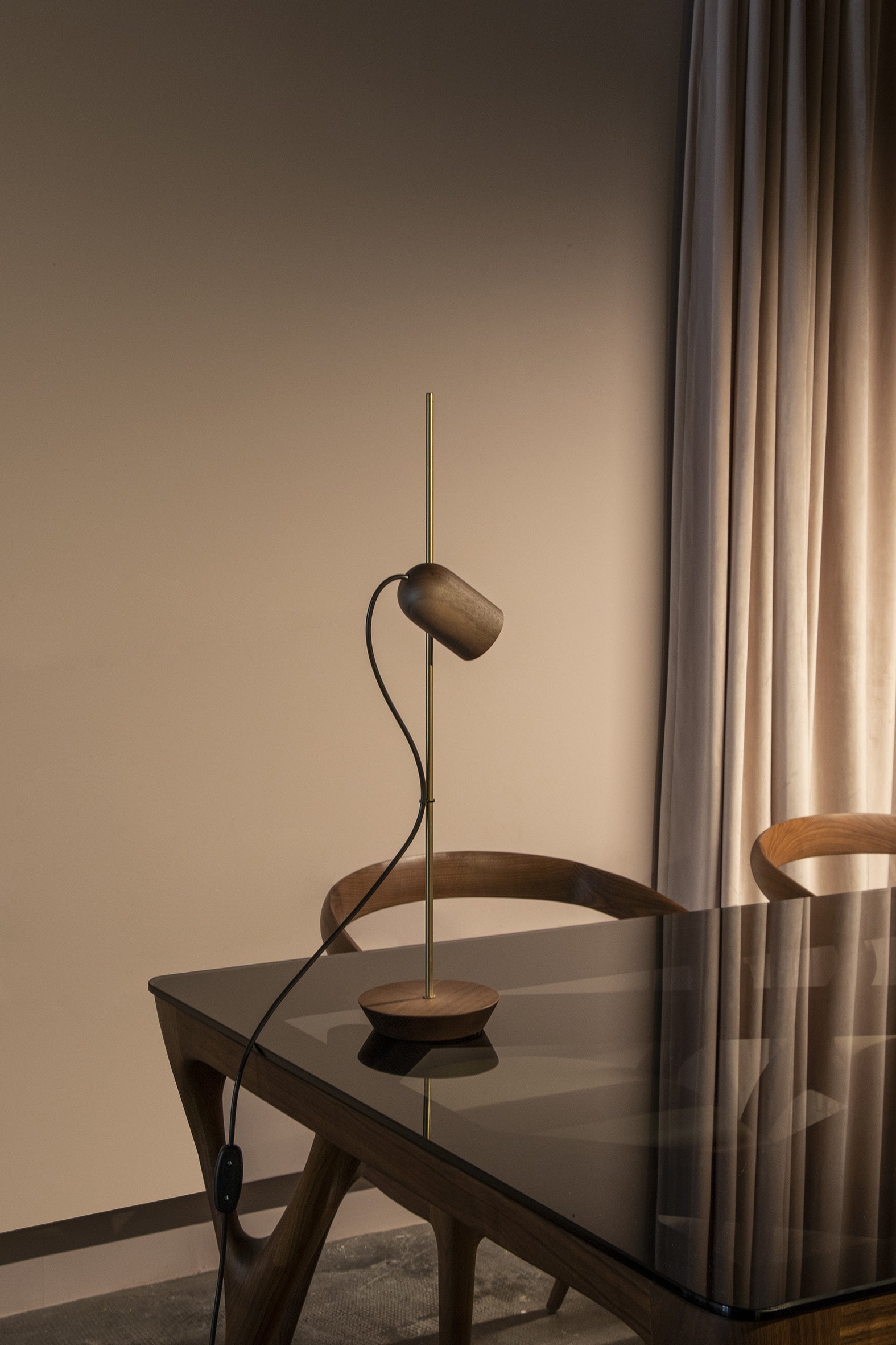 Tischlampe ONFA Nussbaum mit messingfarbener Oberfläche